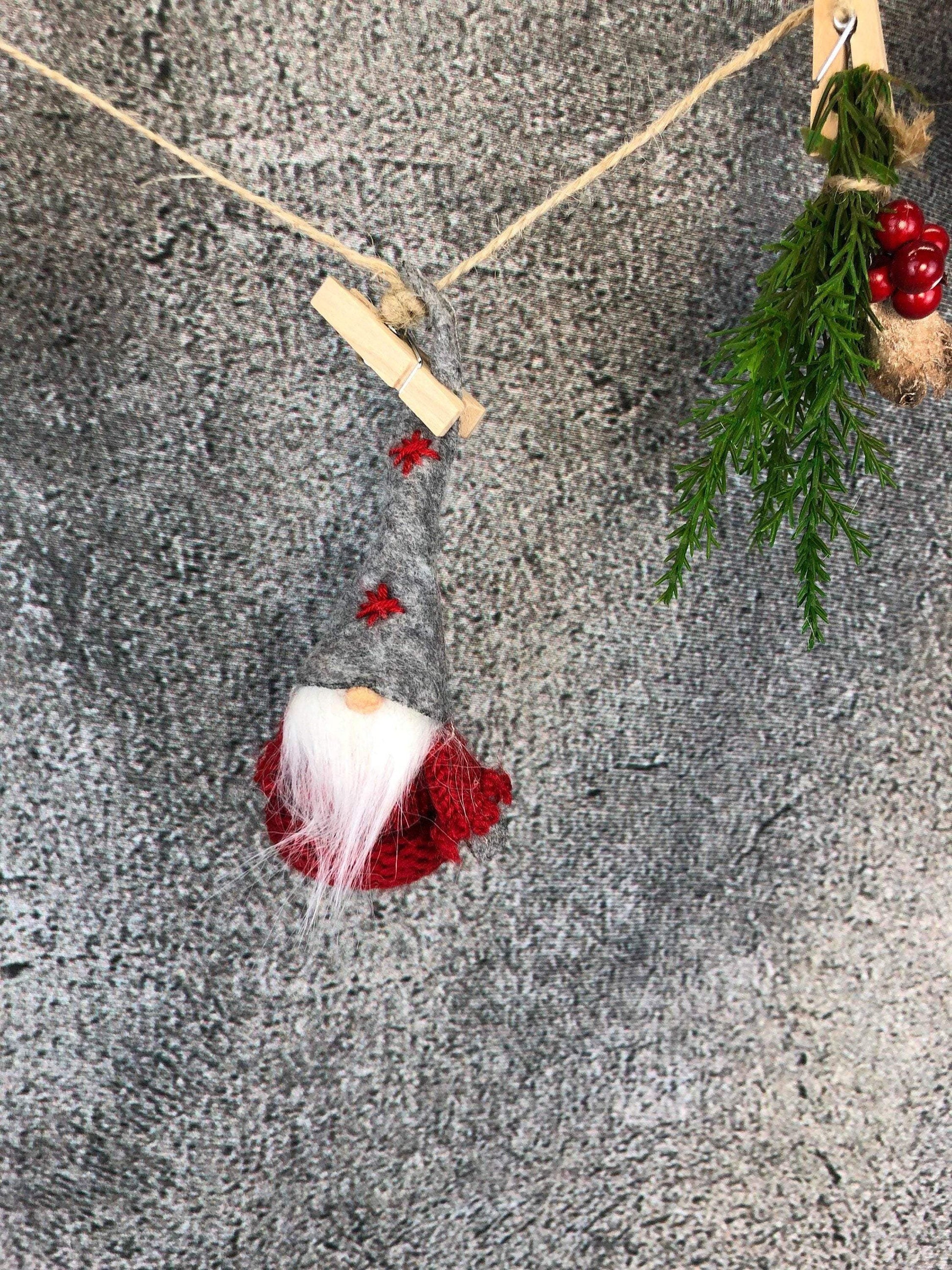 Wichtel Sterntaler Fensterdeko Wäscheleine Wäscheklammer Fensterschmuck Türkranz Thuja weihnachtlich Weihnachten – handgemacht aus Seiden- und Kunstblumen, langlebig & pflegeleicht von SarahsFlowerStudio