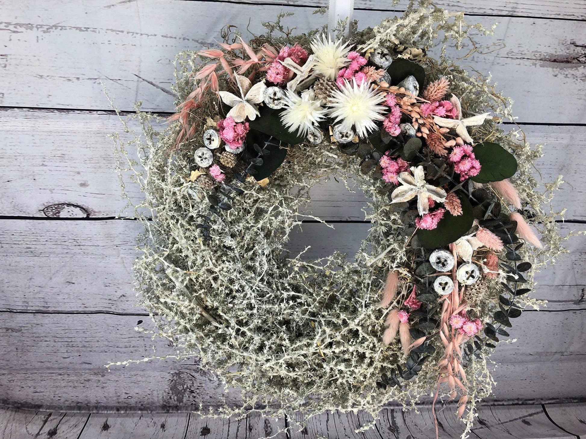 Türkranz Kranz Natur Trrockenblumen Trockenmaterial Handgebunden Modern ganzjährig Asperagus Eukalyptus Herbst – handgemacht aus Seiden- und Kunstblumen, langlebig & pflegeleicht von SarahsFlowerStudio