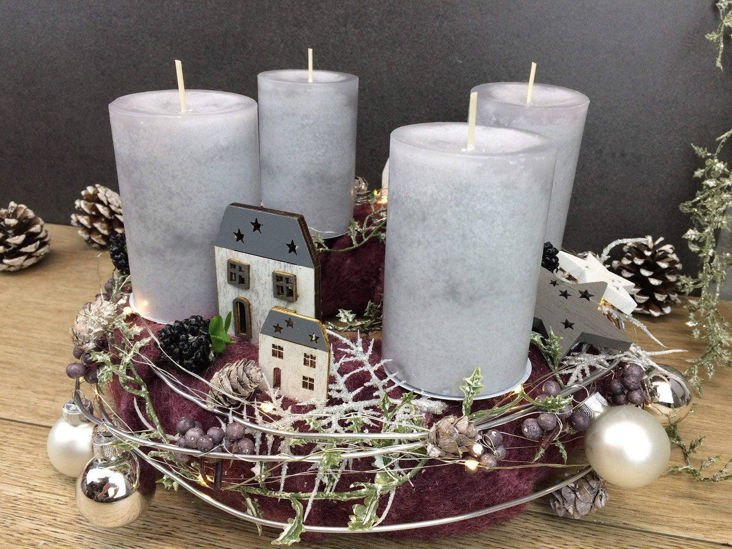 Adventskranz Adventskalender LED Lichterkette Häuser Große Kerzen Kugeln Brombeeren Sterne Tanne Silberdraht – handgemacht aus Seiden- und Kunstblumen, langlebig & pflegeleicht von SarahsFlowerStudio