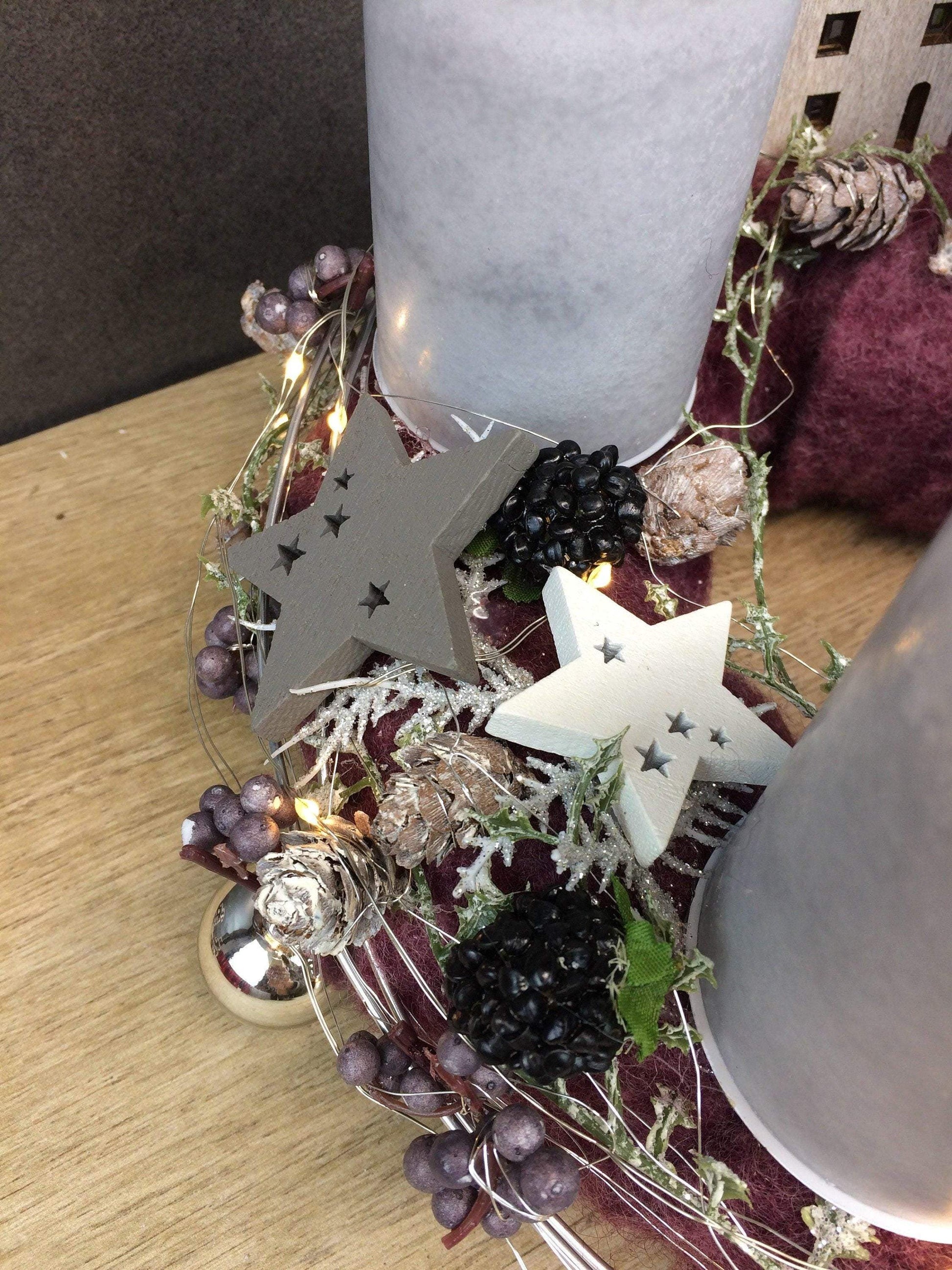 Adventskranz Adventskalender LED Lichterkette Häuser Große Kerzen Kugeln Brombeeren Sterne Tanne Silberdraht – handgemacht aus Seiden- und Kunstblumen, langlebig & pflegeleicht von SarahsFlowerStudio