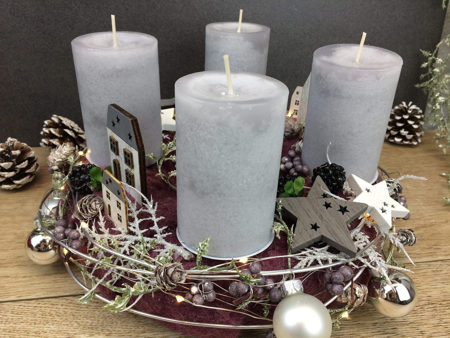 Adventskranz Adventskalender LED Lichterkette Häuser Große Kerzen Kugeln Brombeeren Sterne Tanne Silberdraht – handgemacht aus Seiden- und Kunstblumen, langlebig & pflegeleicht von SarahsFlowerStudio