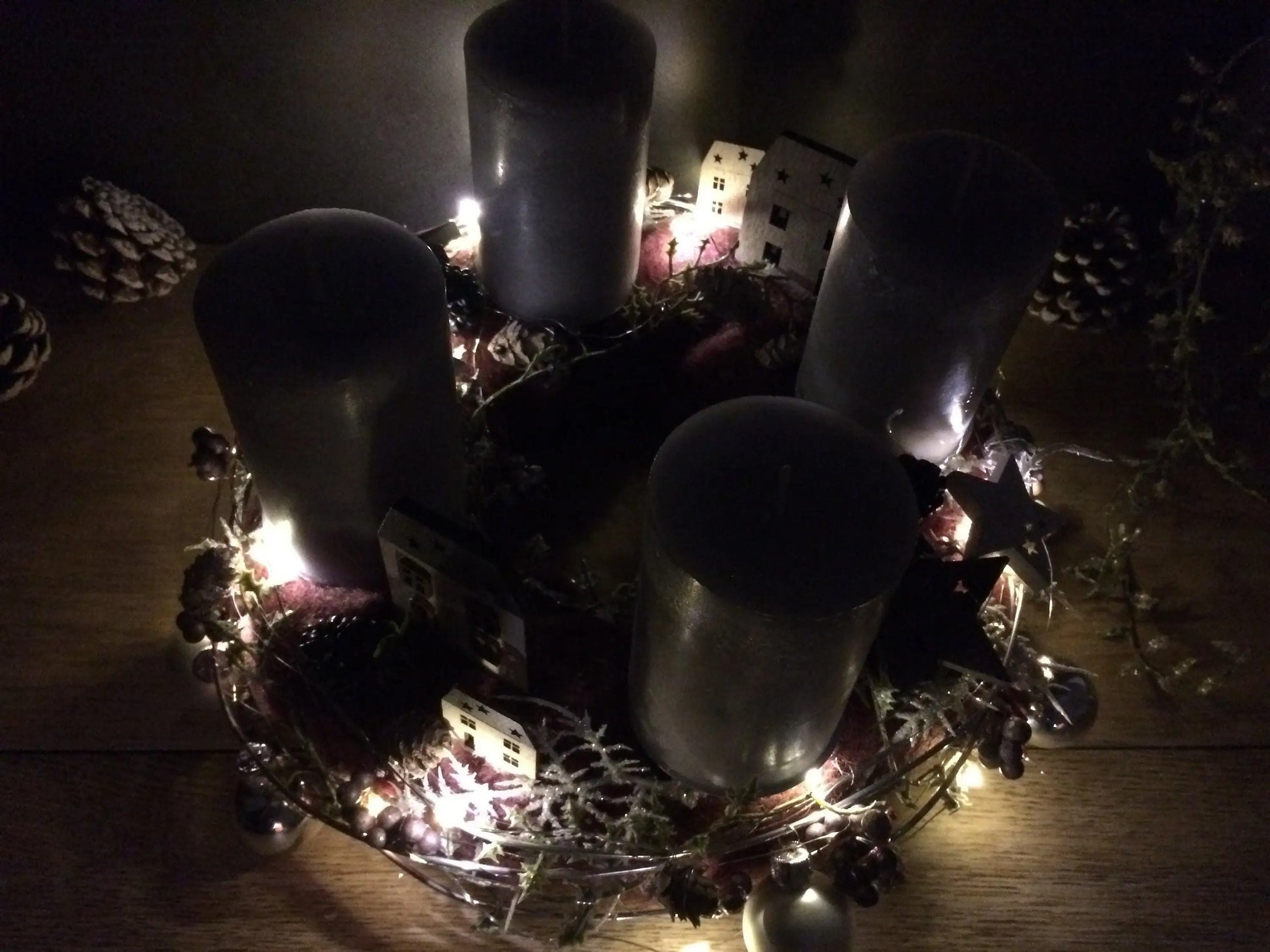 Adventskranz Adventskalender LED Lichterkette Häuser Große Kerzen Kugeln Brombeeren Sterne Tanne Silberdraht – handgemacht aus Seiden- und Kunstblumen, langlebig & pflegeleicht von SarahsFlowerStudio