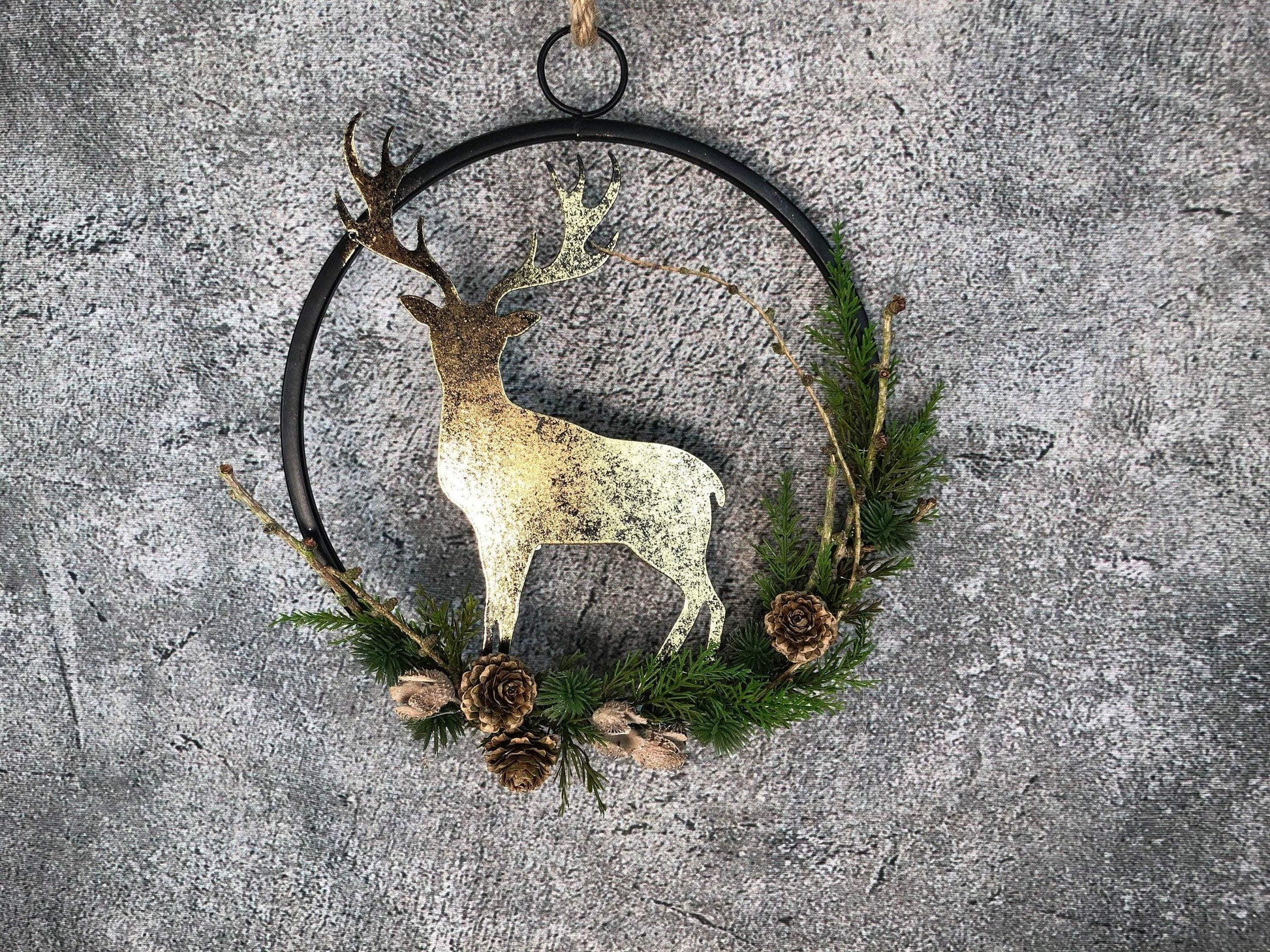 Türkranz Kranz Hirsch Advent Modern Ring Fenster Fensterschmuck Fensterdeko Deko Weihnachten Zapfen Wachszapfen – handgemacht aus Seiden- und Kunstblumen, langlebig & pflegeleicht von SarahsFlowerStudio