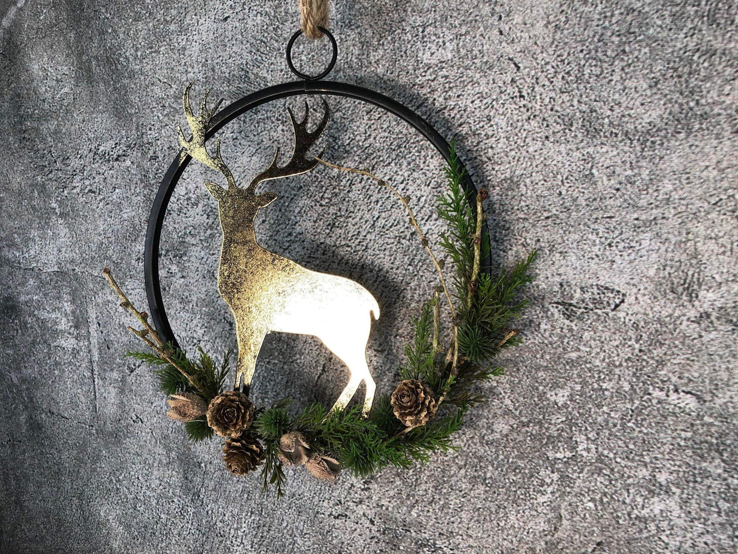 Türkranz Kranz Hirsch Advent Modern Ring Fenster Fensterschmuck Fensterdeko Deko Weihnachten Zapfen Wachszapfen – handgemacht aus Seiden- und Kunstblumen, langlebig & pflegeleicht von SarahsFlowerStudio