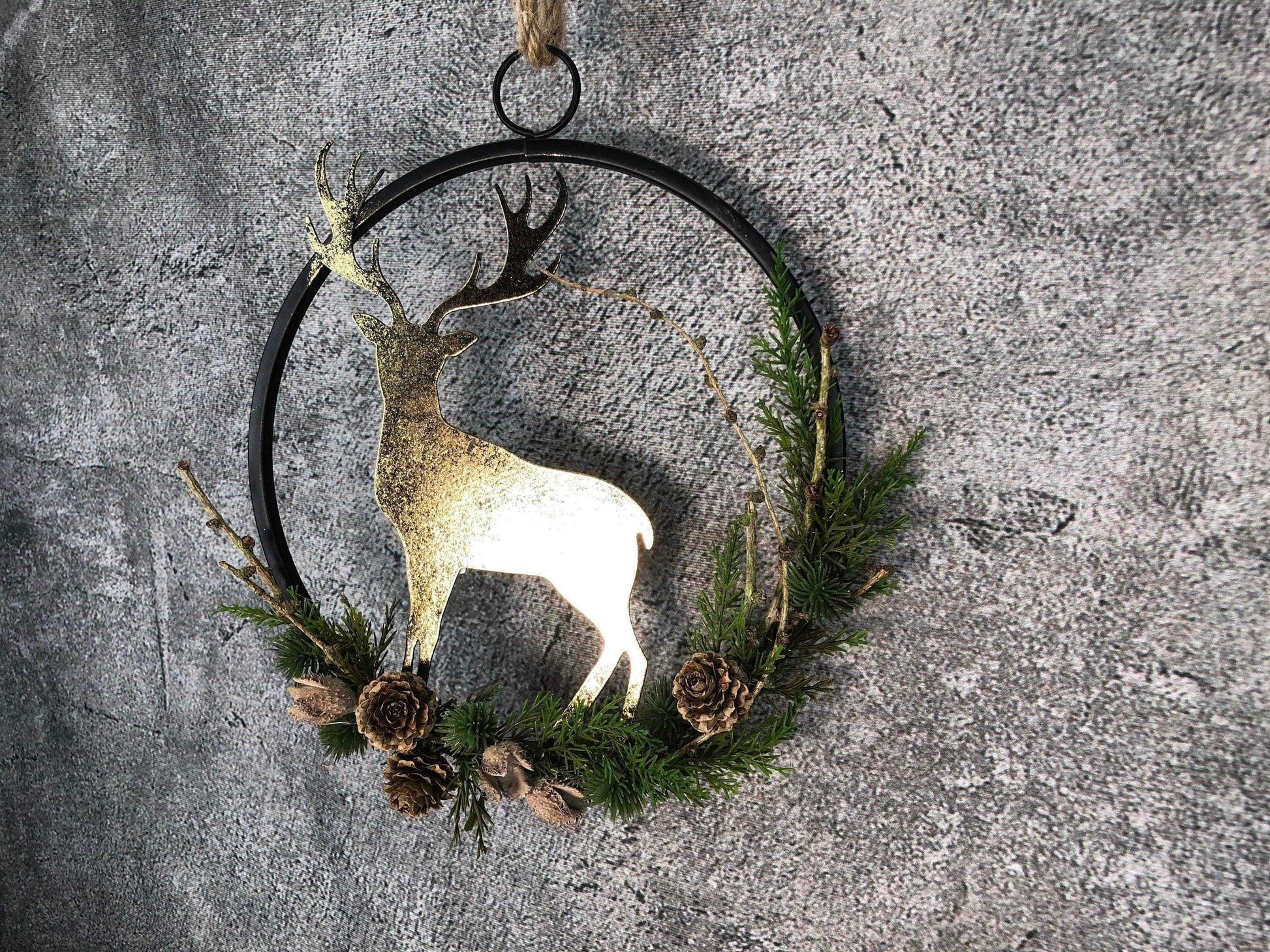 Türkranz Kranz Hirsch Advent Modern Ring Fenster Fensterschmuck Fensterdeko Deko Weihnachten Zapfen Wachszapfen – handgemacht aus Seiden- und Kunstblumen, langlebig & pflegeleicht von SarahsFlowerStudio