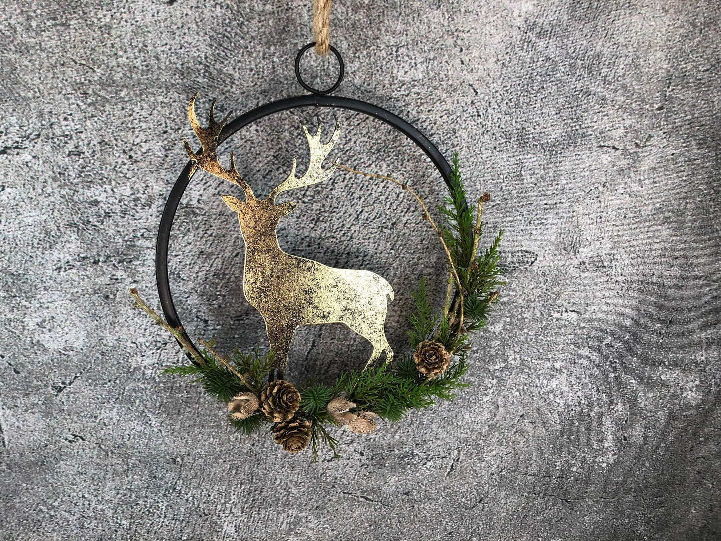 Türkranz Kranz Hirsch Advent Modern Ring Fenster Fensterschmuck Fensterdeko Deko Weihnachten Zapfen Wachszapfen – handgemacht aus Seiden- und Kunstblumen, langlebig & pflegeleicht von SarahsFlowerStudio
