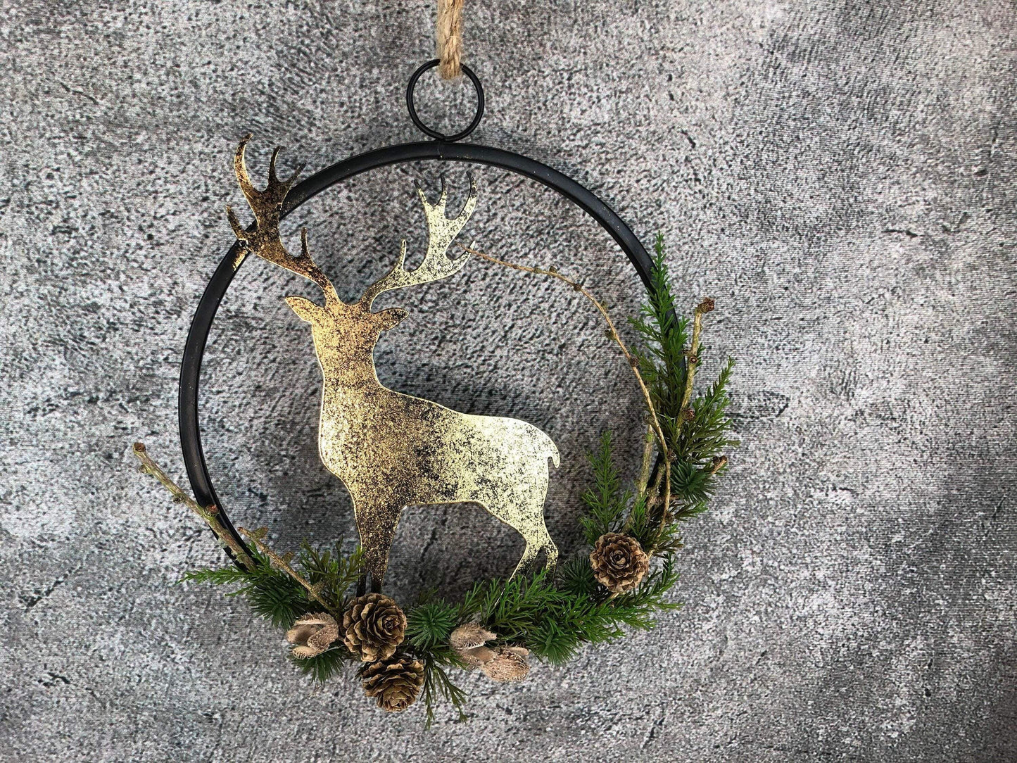 Türkranz Kranz Hirsch Advent Modern Ring Fenster Fensterschmuck Fensterdeko Deko Weihnachten Zapfen Wachszapfen – handgemacht aus Seiden- und Kunstblumen, langlebig & pflegeleicht von SarahsFlowerStudio