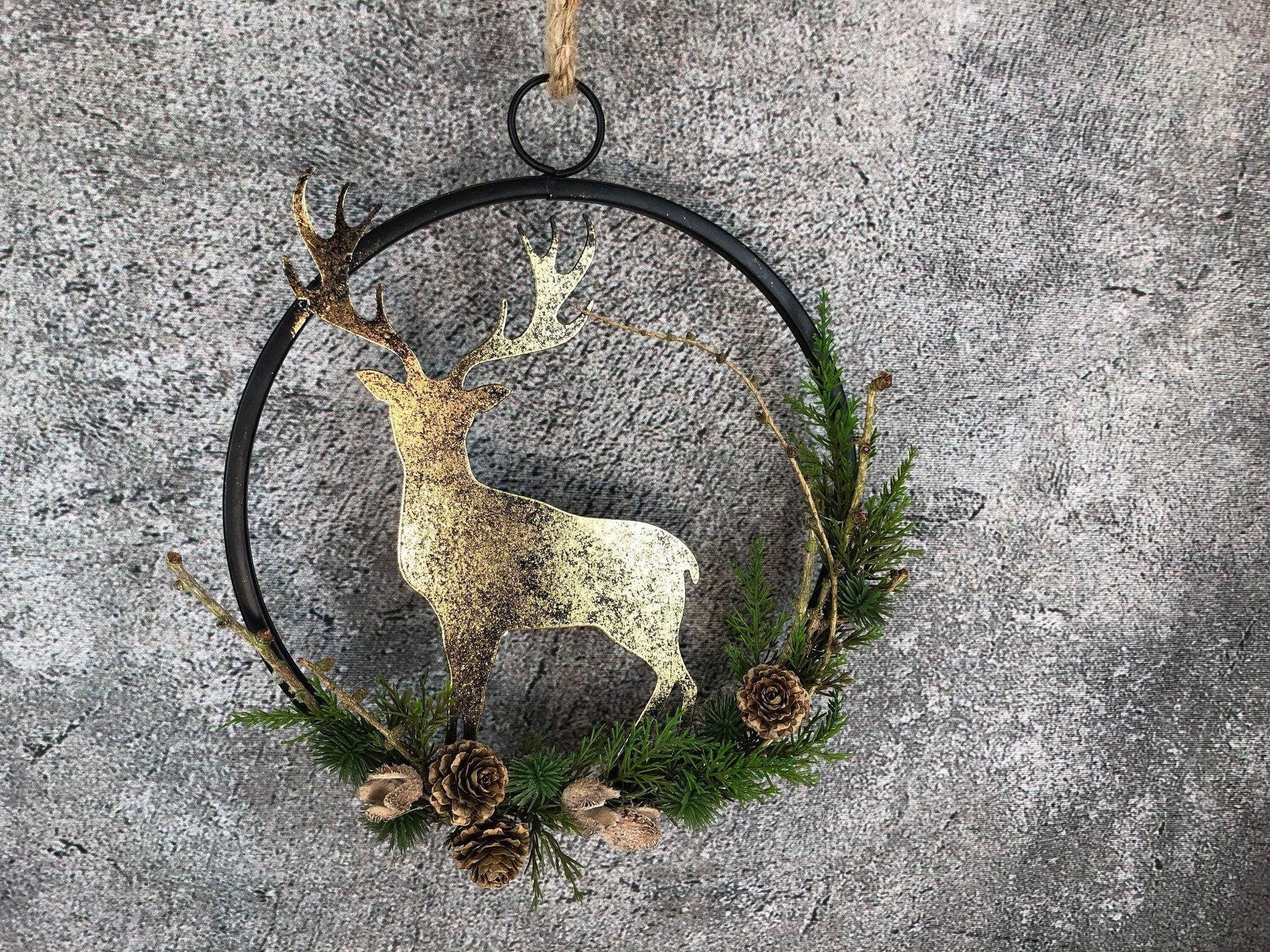 Türkranz Kranz Hirsch Advent Modern Ring Fenster Fensterschmuck Fensterdeko Deko Weihnachten Zapfen Wachszapfen – handgemacht aus Seiden- und Kunstblumen, langlebig & pflegeleicht von SarahsFlowerStudio