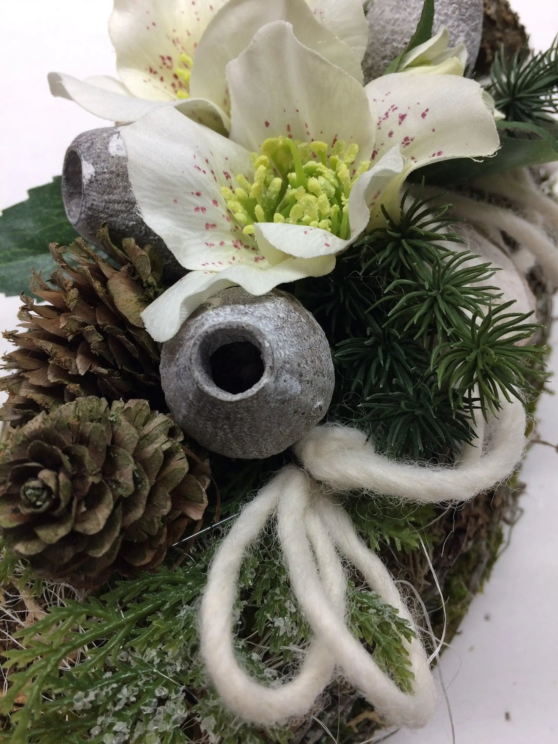 Grabgesteck Grabschmuck 35cm Grabdeko Grabdekoration Allerheiligen – handgemacht aus Seiden- und Kunstblumen, langlebig & pflegeleicht von SarahsFlowerStudio