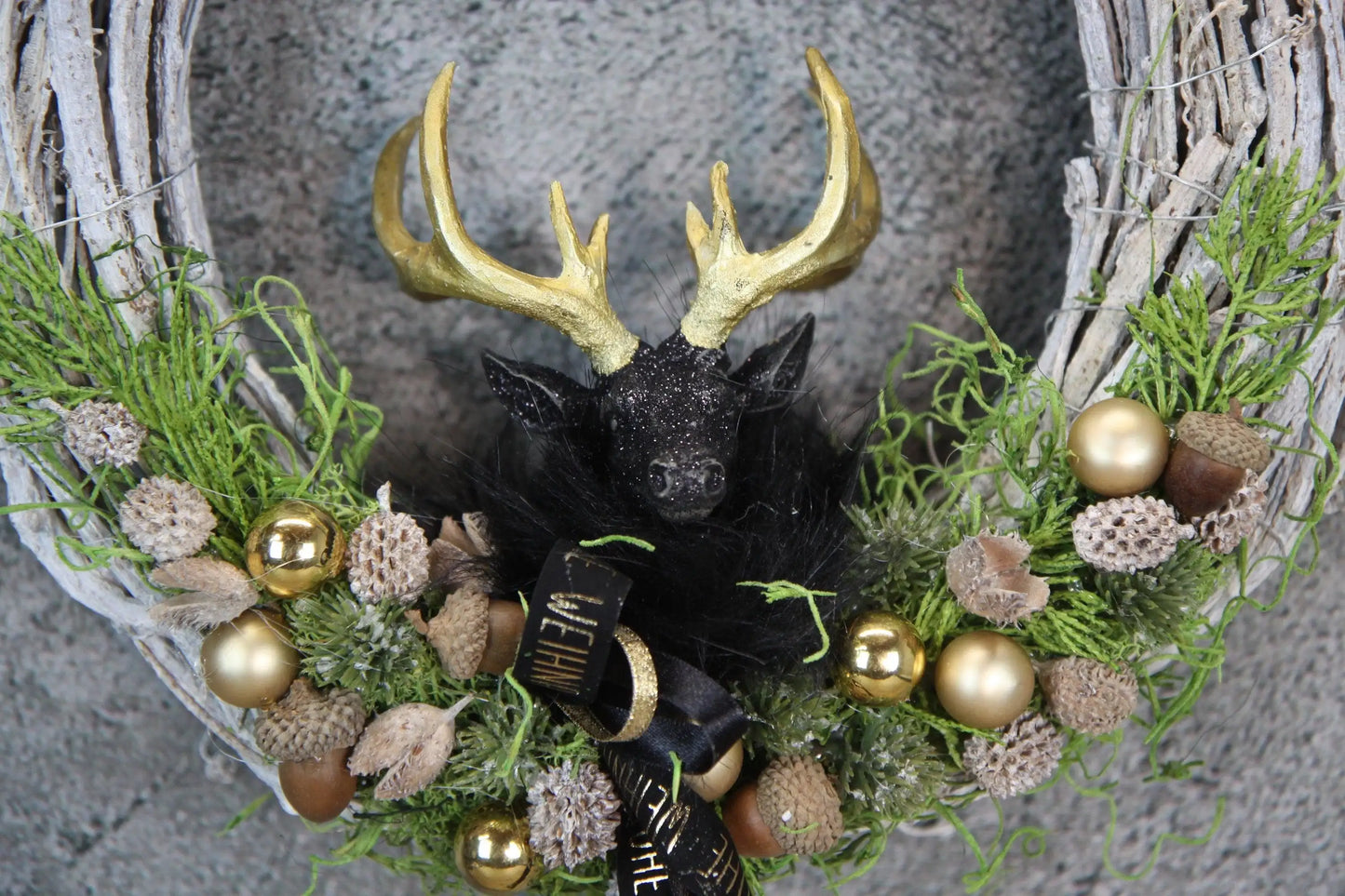 Türkranz Türdeko Türschmuck Weihnachten Weidenkranz Hirsch Zapfen Apfel Tanne Band Modern – handgemacht aus Seiden- und Kunstblumen, langlebig & pflegeleicht von SarahsFlowerStudio