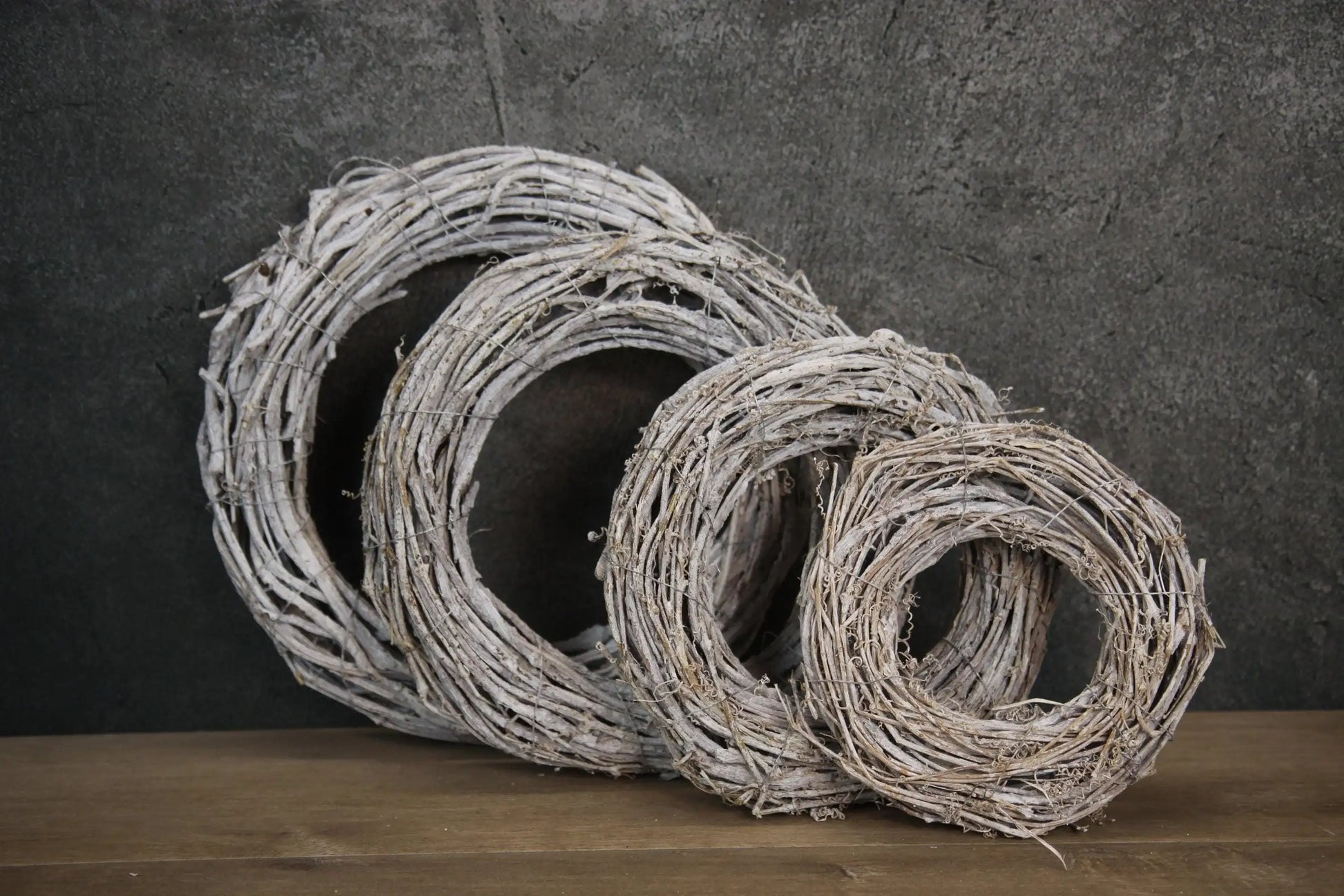 Türkranz Türdeko Türschmuck Weihnachten Weidenkranz Hirsch Zapfen Apfel Tanne Band Modern – handgemacht aus Seiden- und Kunstblumen, langlebig & pflegeleicht von SarahsFlowerStudio