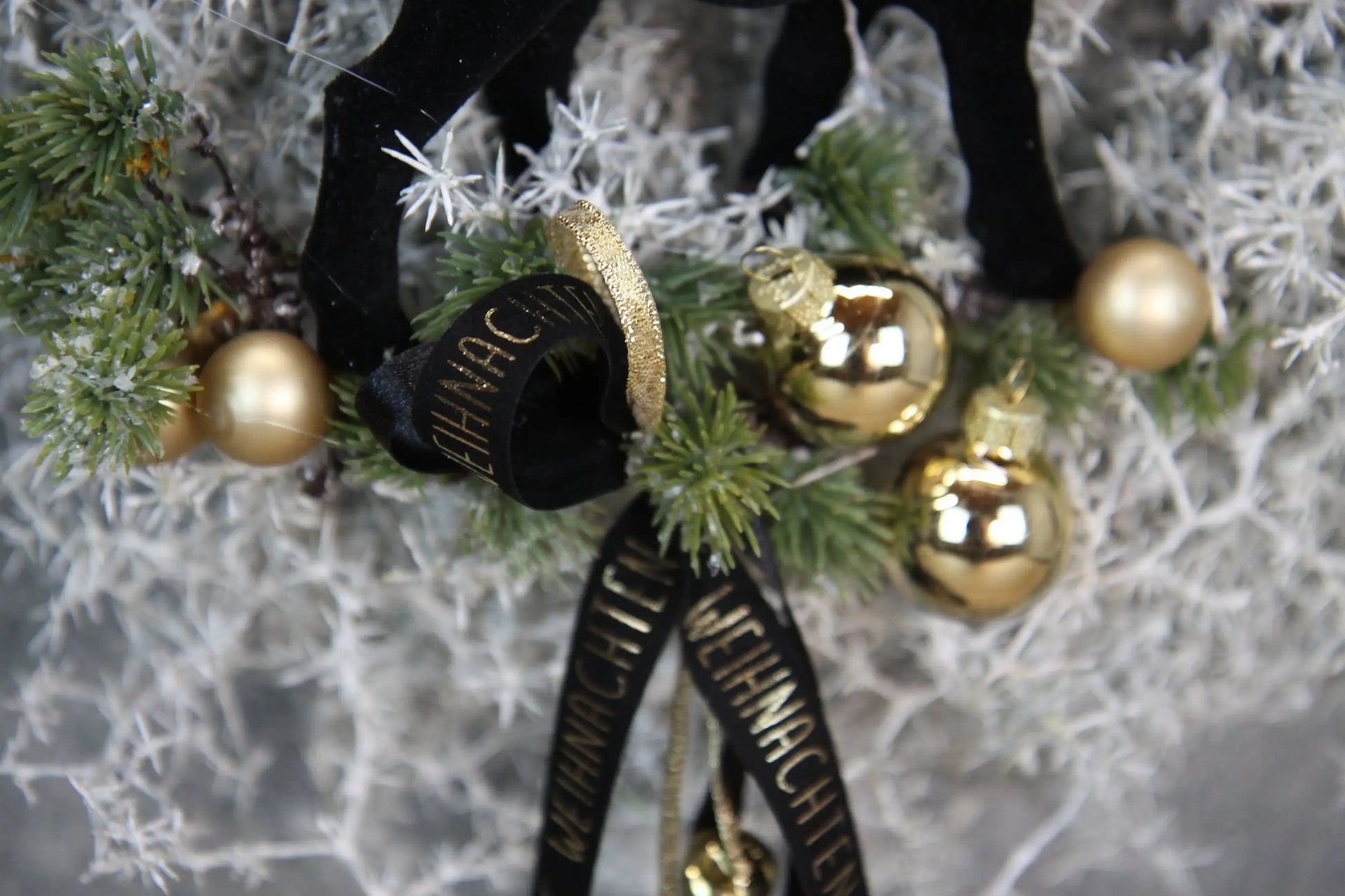 Türkranz Türdeko Türschmuck Weihnachten Asperaguskranz Kranz Hirsch Zapfen Apfel Tanne Band Modern – handgemacht aus Seiden- und Kunstblumen, langlebig & pflegeleicht von SarahsFlowerStudio