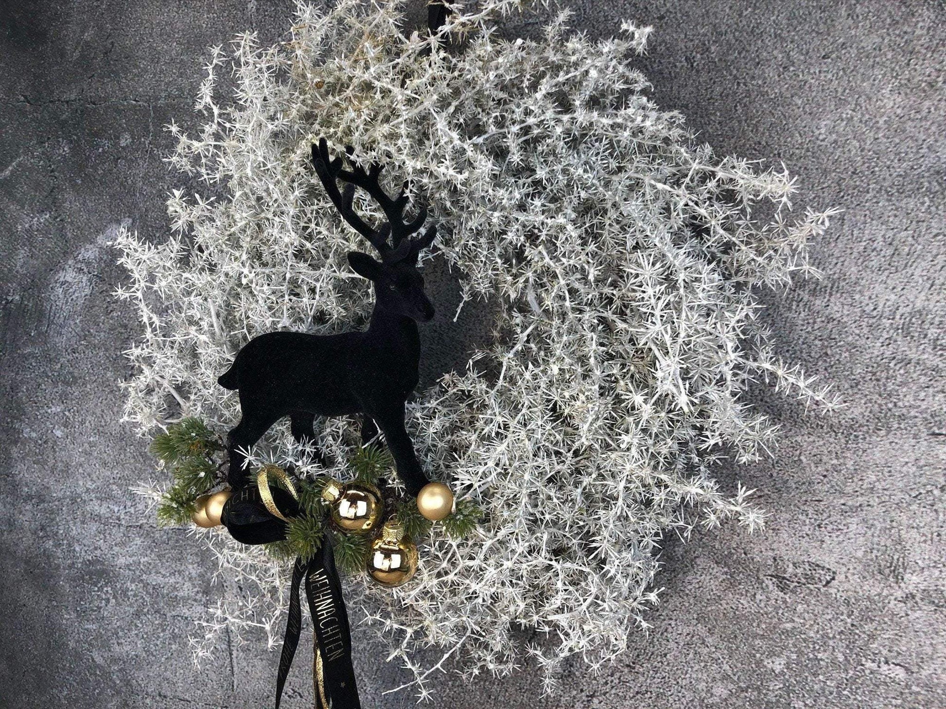 Türkranz Türdeko Türschmuck Weihnachten Asperaguskranz Kranz Hirsch Zapfen Apfel Tanne Band Modern – handgemacht aus Seiden- und Kunstblumen, langlebig & pflegeleicht von SarahsFlowerStudio