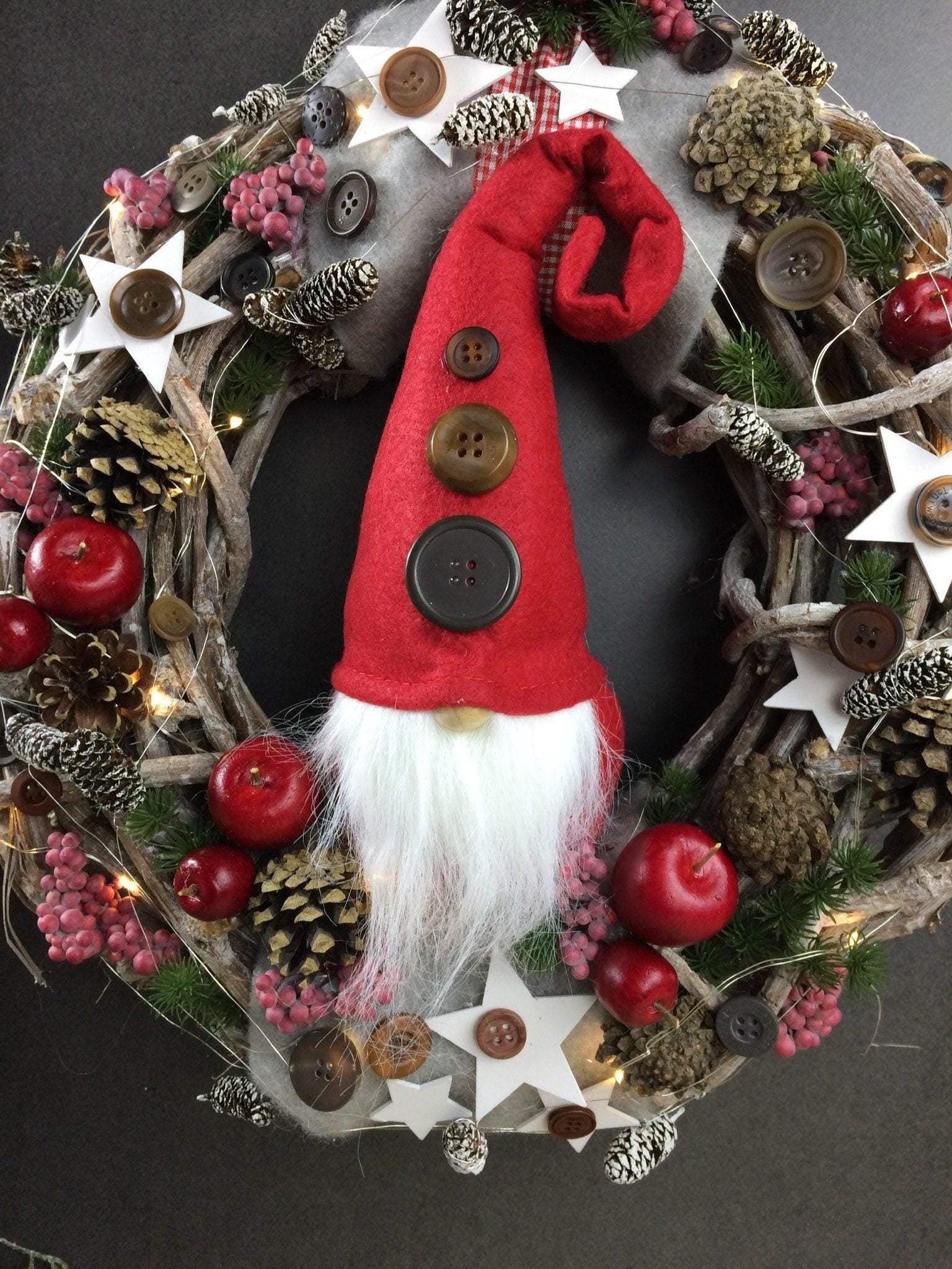 Advent 45cm Türkranz mit 20er LED Türdeko Türschmuck Weihnachten Weidenkranz Wichtel – handgemacht aus Seiden- und Kunstblumen, langlebig & pflegeleicht von SarahsFlowerStudio