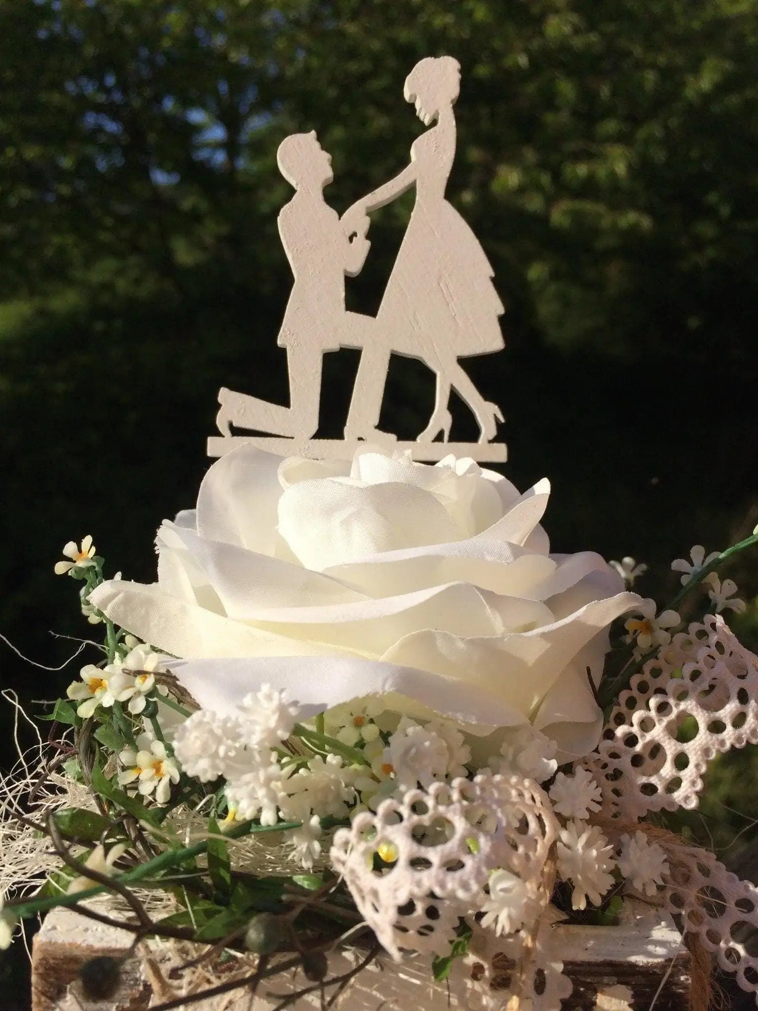 Cake Topper Tortenfigur Tortenaufsatz Weiß – handgemacht aus Seiden- und Kunstblumen, langlebig & pflegeleicht von SarahsFlowerStudio