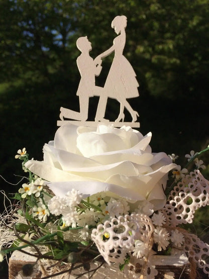Cake Topper Tortenfigur Tortenaufsatz Weiß – handgemacht aus Seiden- und Kunstblumen, langlebig & pflegeleicht von SarahsFlowerStudio