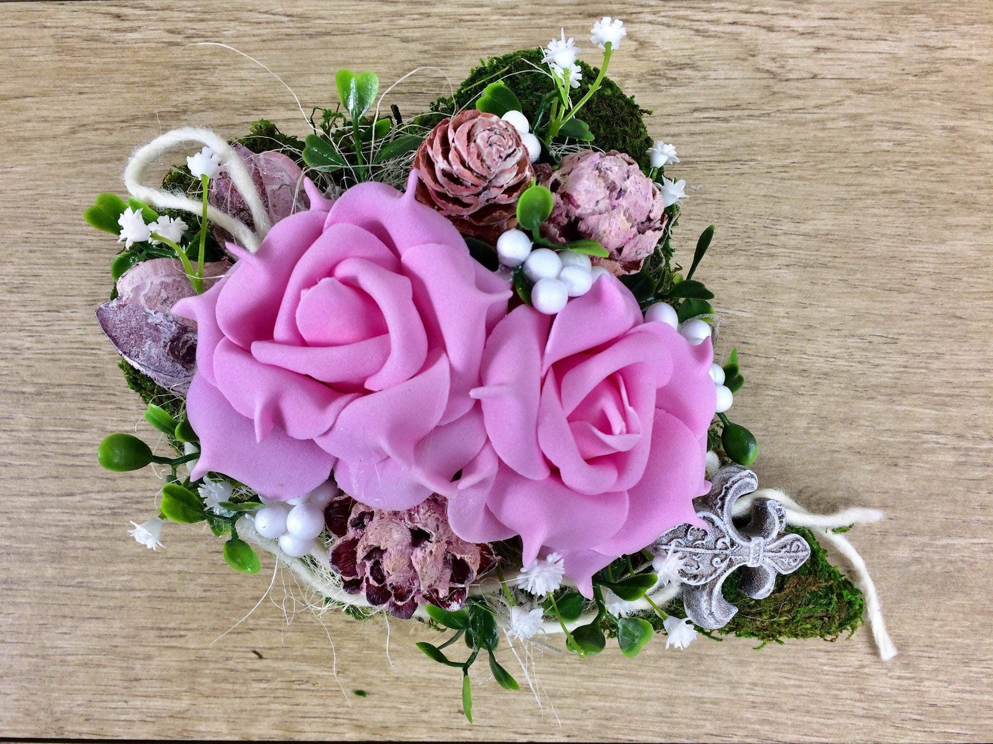Grabgesteck Grabschmuck Gesteck Herz Moosherz 21x16cm Grabdeko Grabdekoration – handgemacht aus Seiden- und Kunstblumen, langlebig & pflegeleicht von SarahsFlowerStudio