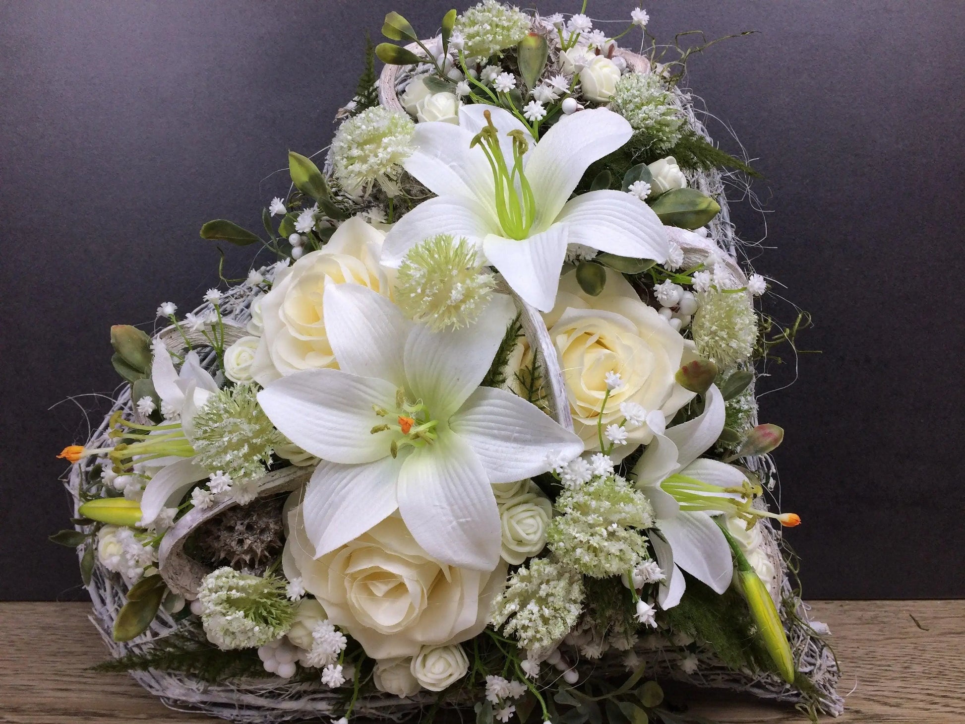 Grabgesteck Rosen Lilien Grabschmuck Herz Farbwunsch Grabdeko Grabdekoration – handgemacht aus Seiden- und Kunstblumen, langlebig & pflegeleicht von SarahsFlowerStudio