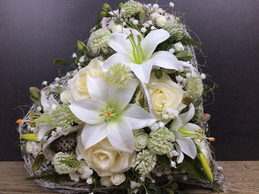 Grabgesteck Rosen Lilien Grabschmuck Herz Farbwunsch Grabdeko Grabdekoration – handgemacht aus Seiden- und Kunstblumen, langlebig & pflegeleicht von SarahsFlowerStudio