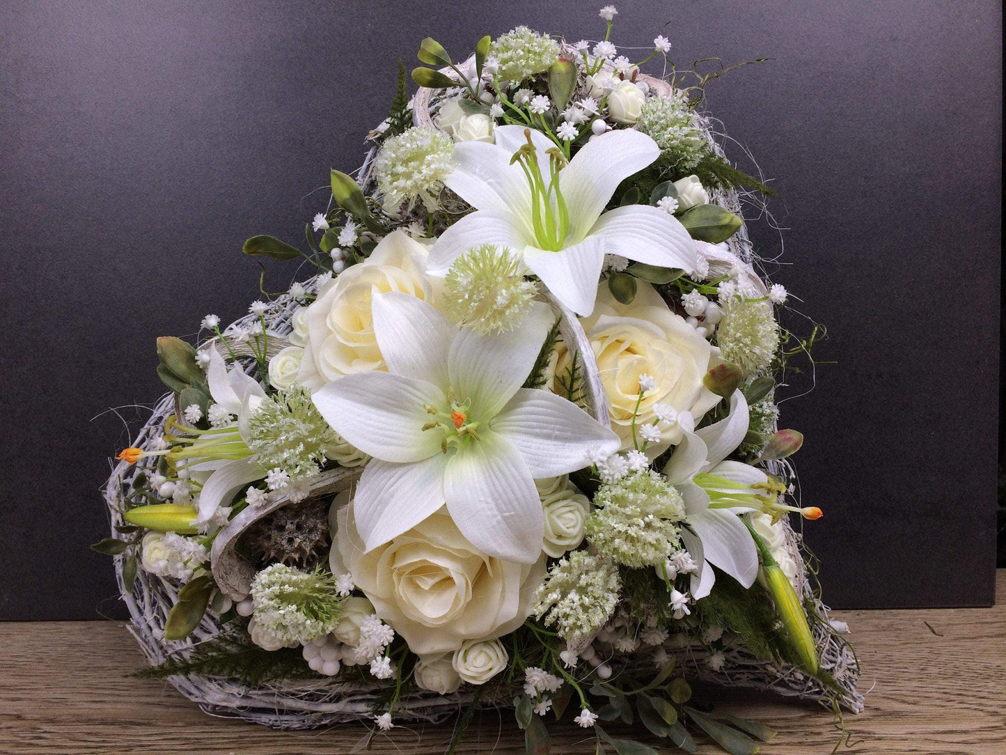 Grabgesteck Rosen Lilien Grabschmuck Herz Farbwunsch Grabdeko Grabdekoration – handgemacht aus Seiden- und Kunstblumen, langlebig & pflegeleicht von SarahsFlowerStudio