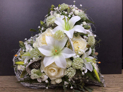 Grabgesteck Rosen Lilien Grabschmuck Herz Farbwunsch Grabdeko Grabdekoration – handgemacht aus Seiden- und Kunstblumen, langlebig & pflegeleicht von SarahsFlowerStudio
