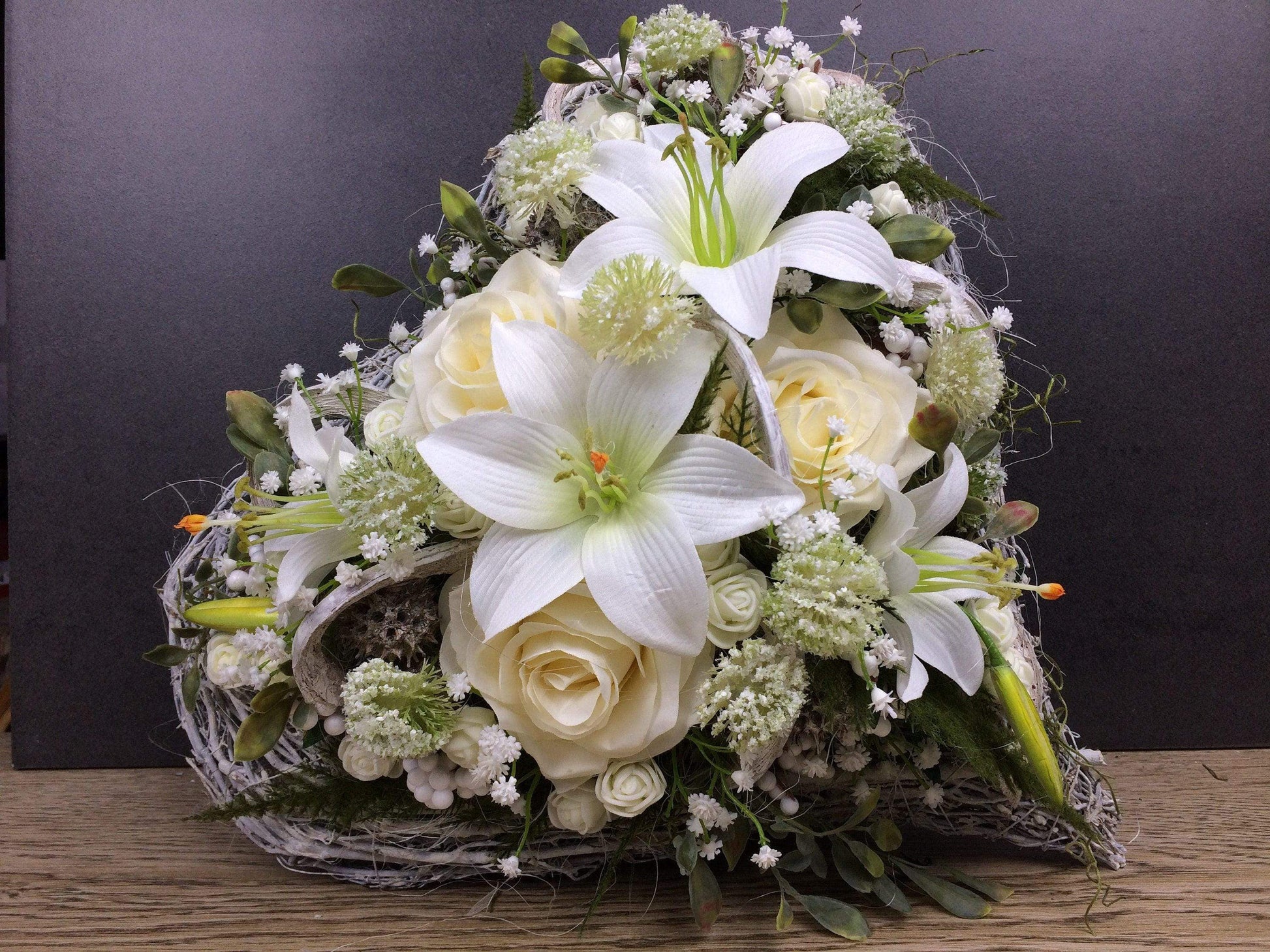 Grabgesteck Rosen Lilien Grabschmuck Herz Farbwunsch Grabdeko Grabdekoration – handgemacht aus Seiden- und Kunstblumen, langlebig & pflegeleicht von SarahsFlowerStudio