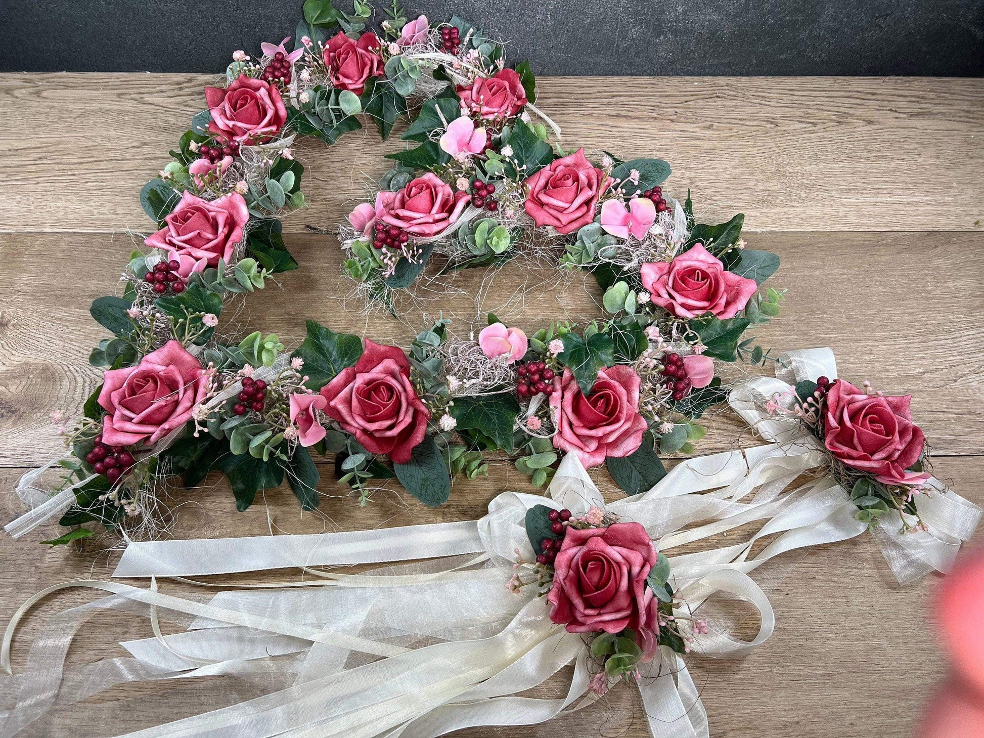 Autoschmuck Set 3 Teilig Herz und Schleifen Rose Eukalyptus Autodekoration Autoblumenschmuck Gesteck Hochzeit Kutsche Schmuck Wedding – handgemacht aus Seiden- und Kunstblumen, langlebig & pflegeleicht von SarahsFlowerStudio