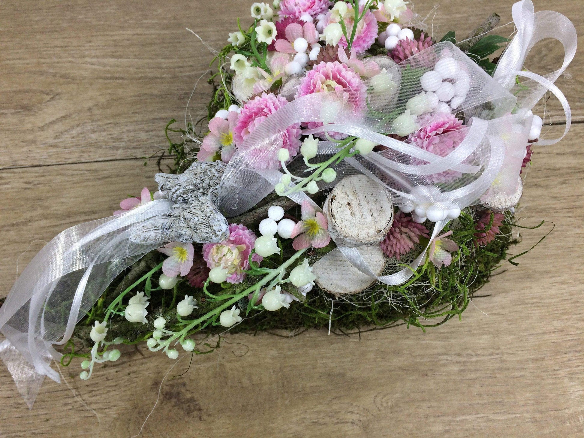 Grabgesteck Grabschmuck Gesteck Herz Moosherz Grabdeko Grabdekoration – handgemacht aus Seiden- und Kunstblumen, langlebig & pflegeleicht von SarahsFlowerStudio