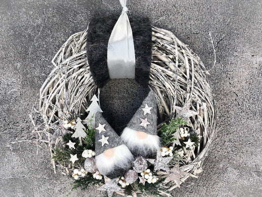 Advent Türkranz Türdeko Türschmuck Weihnachten Weidenkranz Wichtel Stern Grau Weiß – handgemacht aus Seiden- und Kunstblumen, langlebig & pflegeleicht von SarahsFlowerStudio