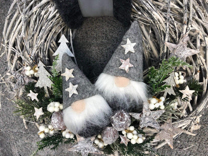 Advent Türkranz Türdeko Türschmuck Weihnachten Weidenkranz Wichtel Stern Grau Weiß – handgemacht aus Seiden- und Kunstblumen, langlebig & pflegeleicht von SarahsFlowerStudio