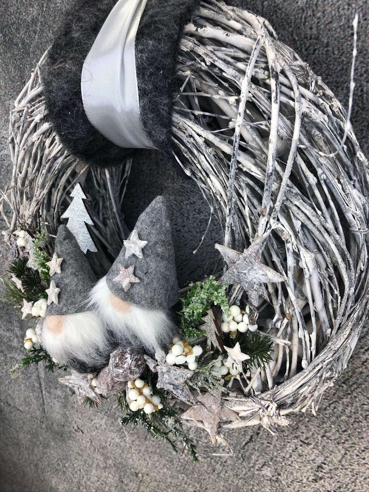 Advent Türkranz Türdeko Türschmuck Weihnachten Weidenkranz Wichtel Stern Grau Weiß – handgemacht aus Seiden- und Kunstblumen, langlebig & pflegeleicht von SarahsFlowerStudio