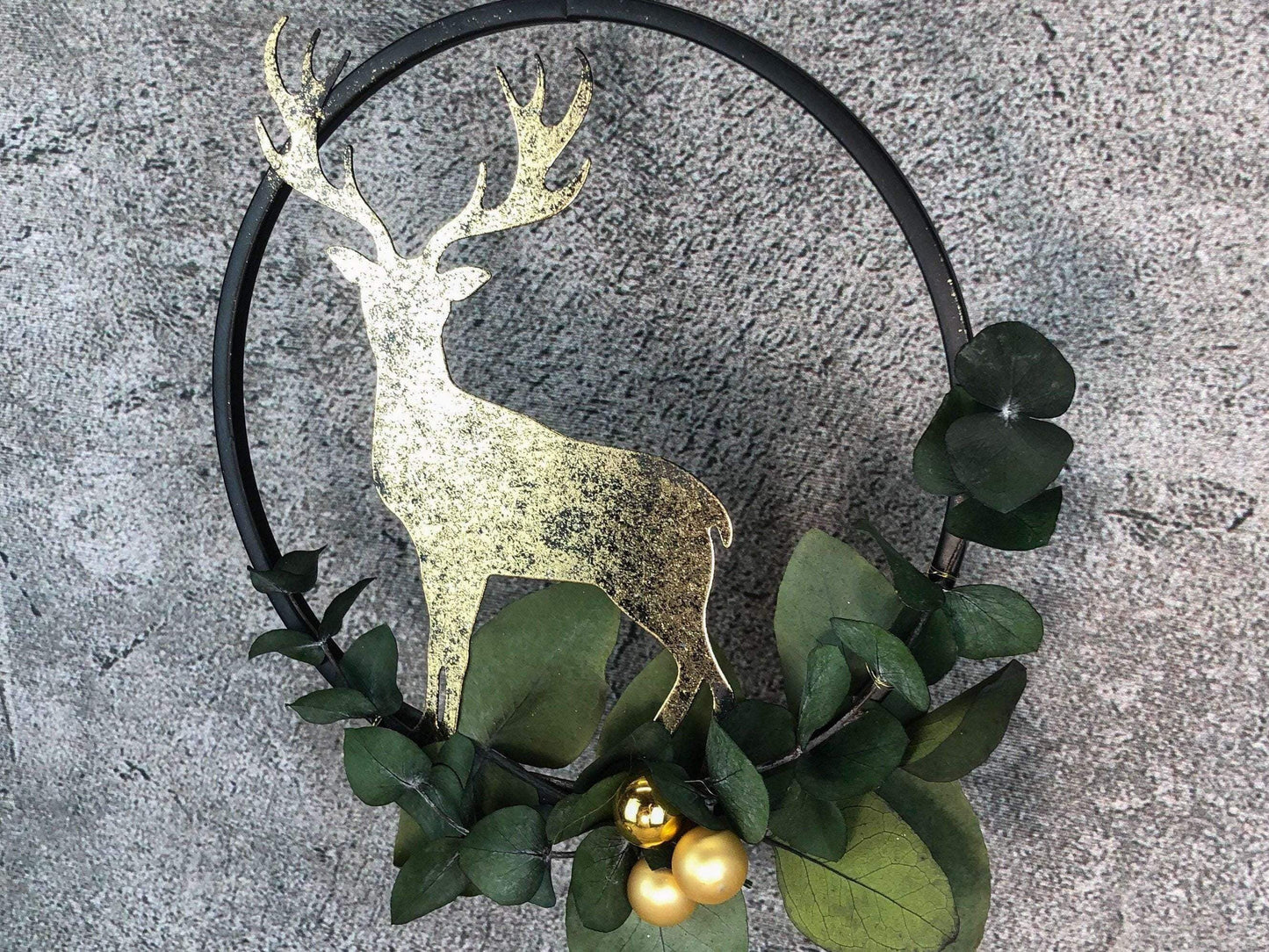 Türkranz Kranz Eukalyptus Christmas Advent Modern Ring Fenster Fensterschmuck Fensterdeko Weihnachten – handgemacht aus Seiden- und Kunstblumen, langlebig & pflegeleicht von SarahsFlowerStudio