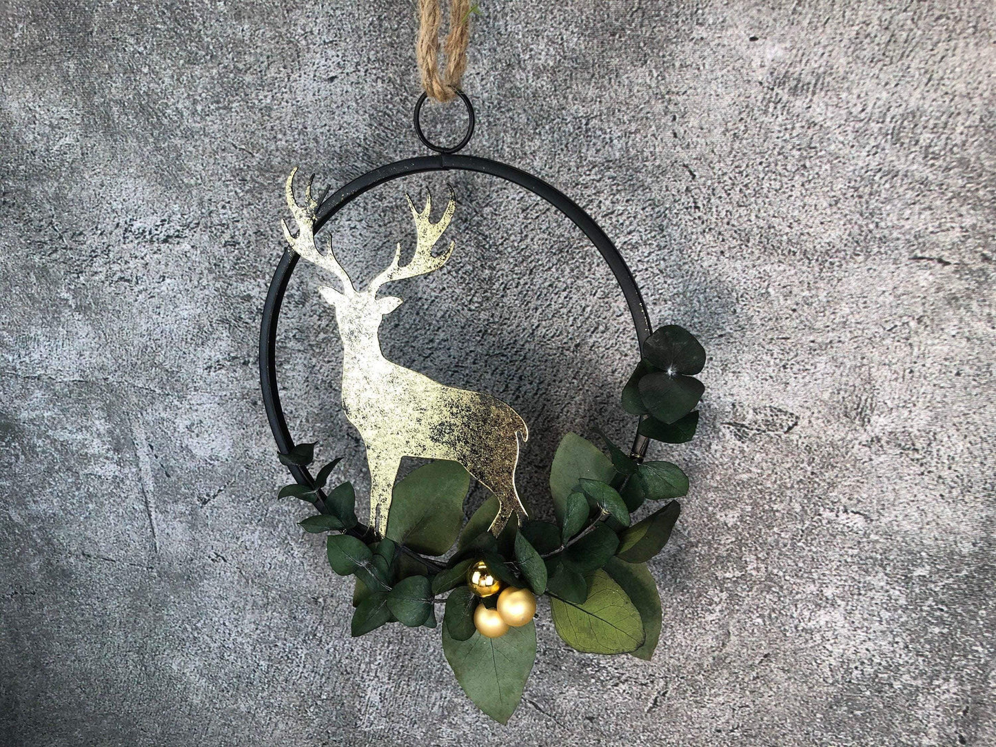 Türkranz Kranz Eukalyptus Christmas Advent Modern Ring Fenster Fensterschmuck Fensterdeko Weihnachten – handgemacht aus Seiden- und Kunstblumen, langlebig & pflegeleicht von SarahsFlowerStudio