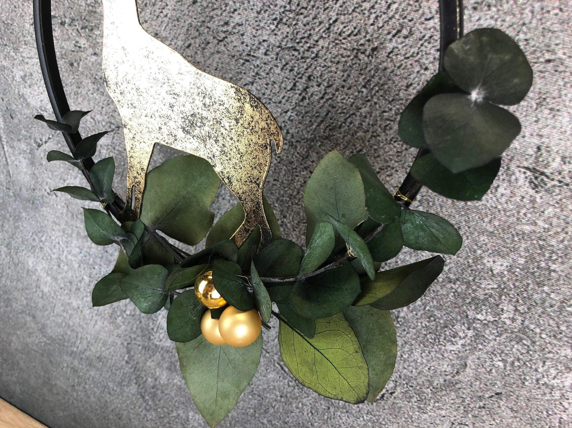 Türkranz Kranz Eukalyptus Christmas Advent Modern Ring Fenster Fensterschmuck Fensterdeko Weihnachten – handgemacht aus Seiden- und Kunstblumen, langlebig & pflegeleicht von SarahsFlowerStudio