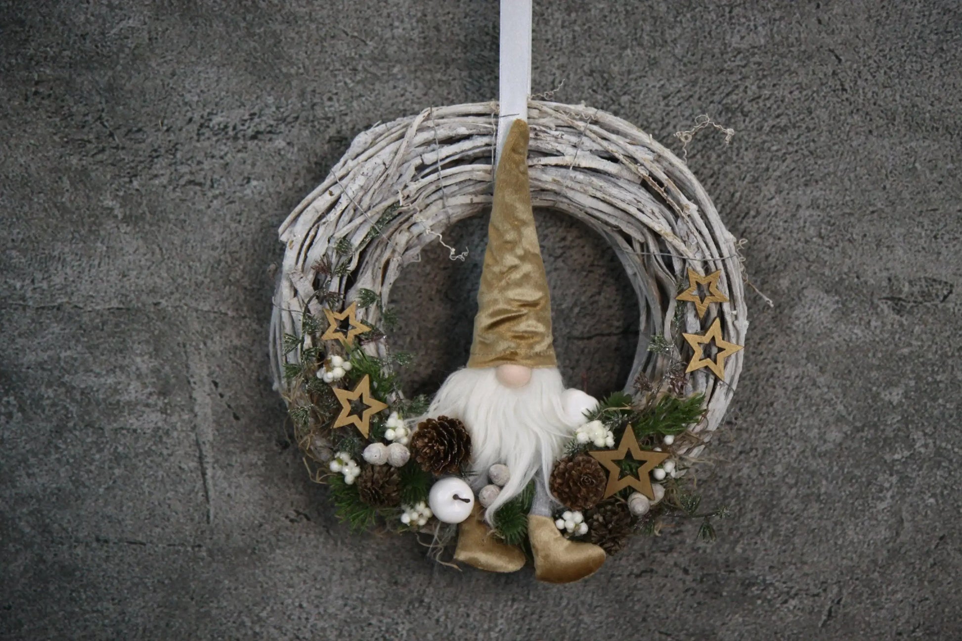 Türkranz Türdeko Türschmuck Weihnachten Weidenkranz Wichtel Zapfen Stern Apfel Tanne Band Modern – handgemacht aus Seiden- und Kunstblumen, langlebig & pflegeleicht von SarahsFlowerStudio