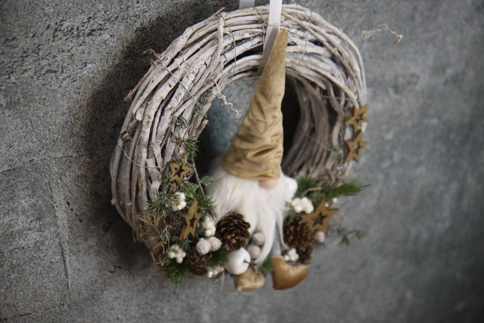 Türkranz Türdeko Türschmuck Weihnachten Weidenkranz Wichtel Zapfen Stern Apfel Tanne Band Modern – handgemacht aus Seiden- und Kunstblumen, langlebig & pflegeleicht von SarahsFlowerStudio