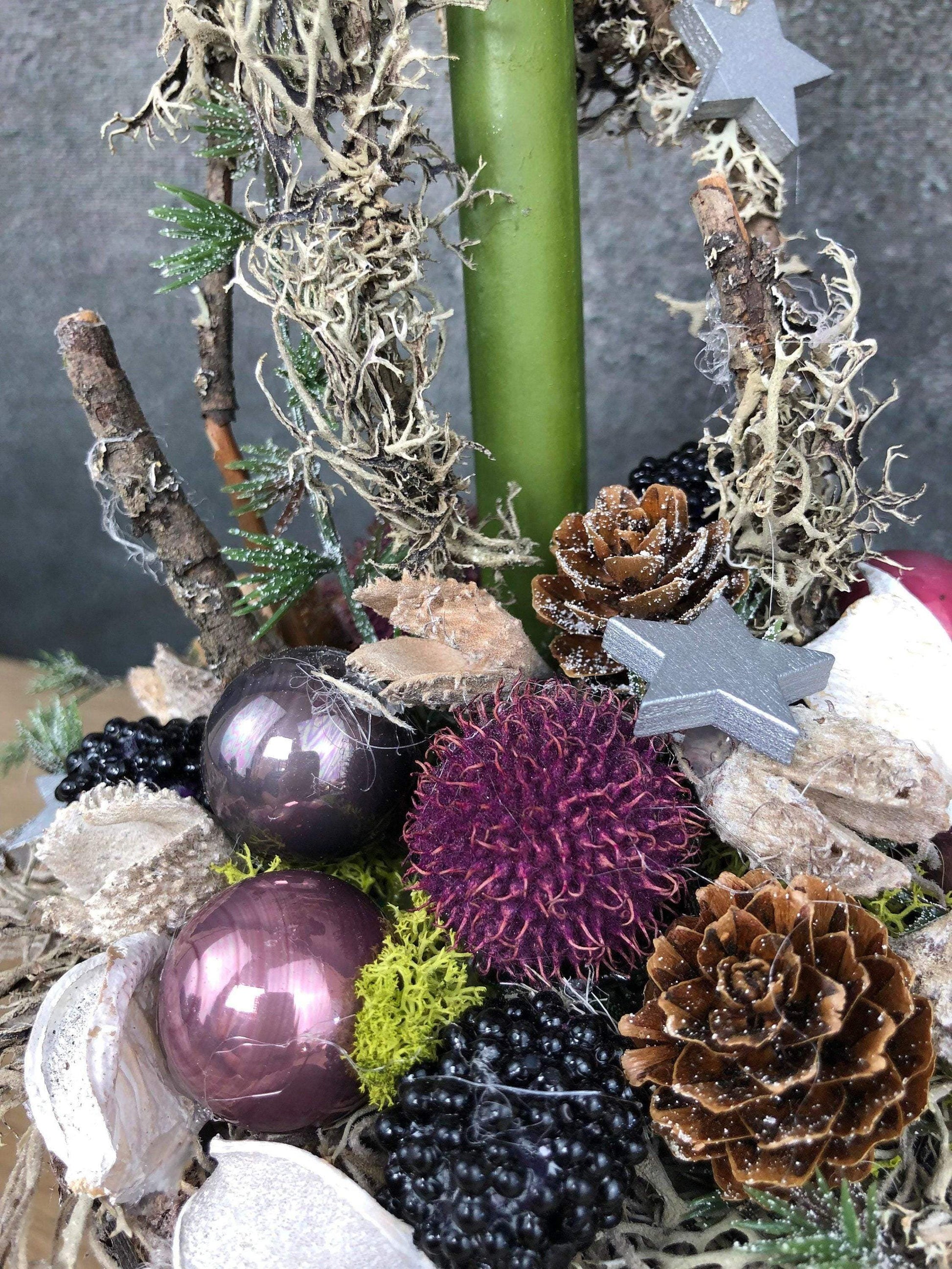 Adventsgesteck Gesteck Amaryllis Beere Modern Rund Moos Thuja Zapfen Rot Weiß – handgemacht aus Seiden- und Kunstblumen, langlebig & pflegeleicht von SarahsFlowerStudio
