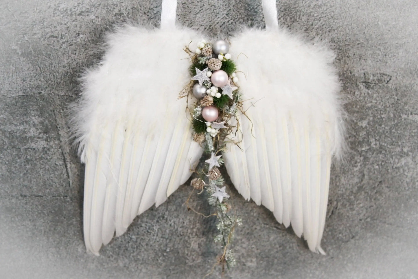 Türkranz Türdeko Türschmuck Weihnachten Weidenkranz Engel Engelsflügel Zapfen Stern Apfel Knöpfe Tanne Band Modern – handgemacht aus Seiden- und Kunstblumen, langlebig & pflegeleicht von SarahsFlowerStudio