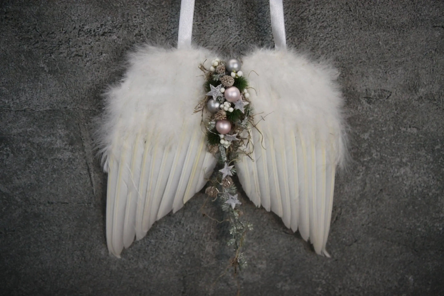 Türkranz Türdeko Türschmuck Weihnachten Weidenkranz Engel Engelsflügel Zapfen Stern Apfel Knöpfe Tanne Band Modern – handgemacht aus Seiden- und Kunstblumen, langlebig & pflegeleicht von SarahsFlowerStudio