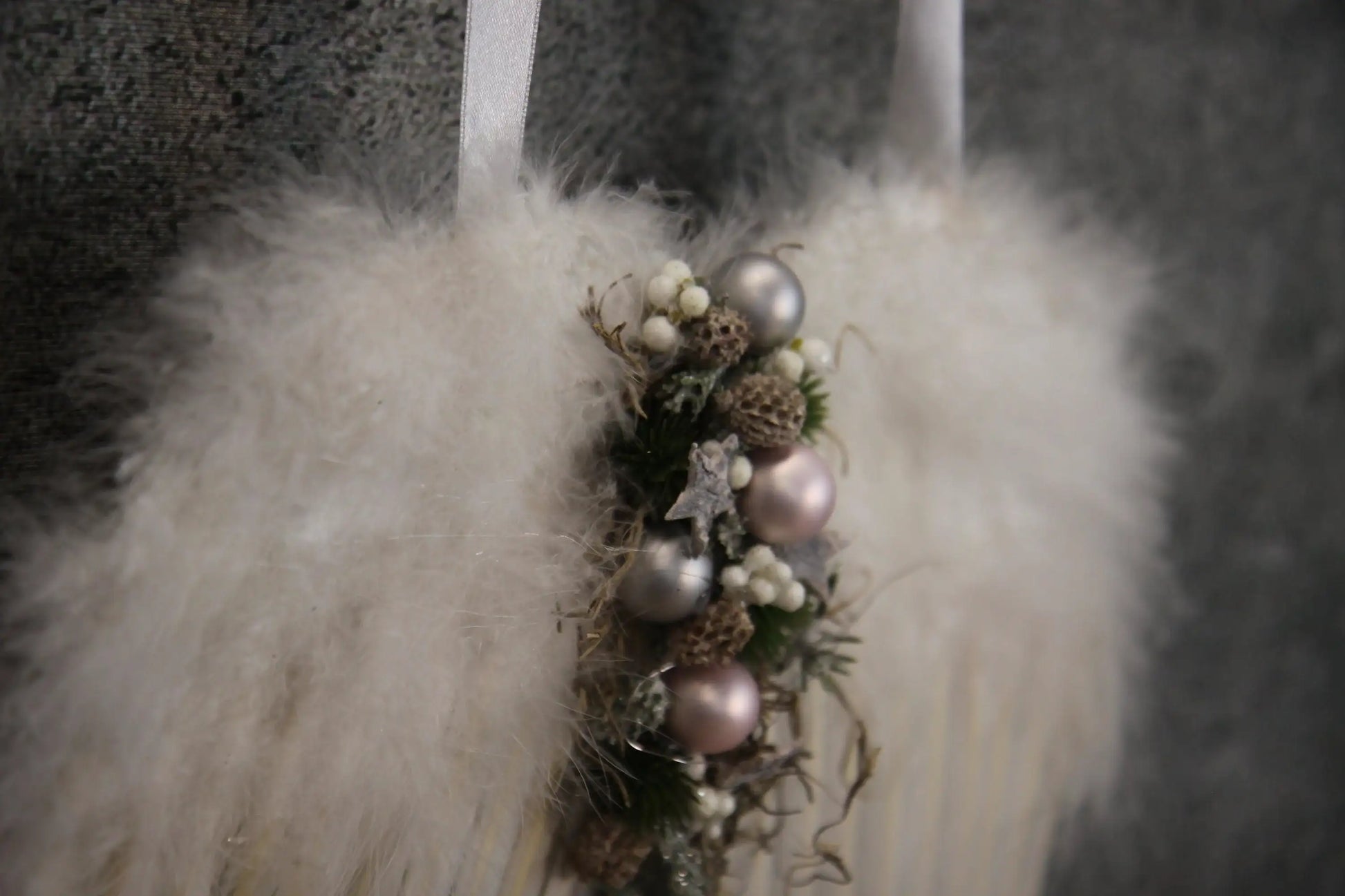 Türkranz Türdeko Türschmuck Weihnachten Weidenkranz Engel Engelsflügel Zapfen Stern Apfel Knöpfe Tanne Band Modern – handgemacht aus Seiden- und Kunstblumen, langlebig & pflegeleicht von SarahsFlowerStudio