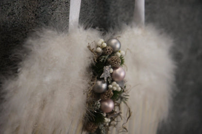 Türkranz Türdeko Türschmuck Weihnachten Weidenkranz Engel Engelsflügel Zapfen Stern Apfel Knöpfe Tanne Band Modern – handgemacht aus Seiden- und Kunstblumen, langlebig & pflegeleicht von SarahsFlowerStudio
