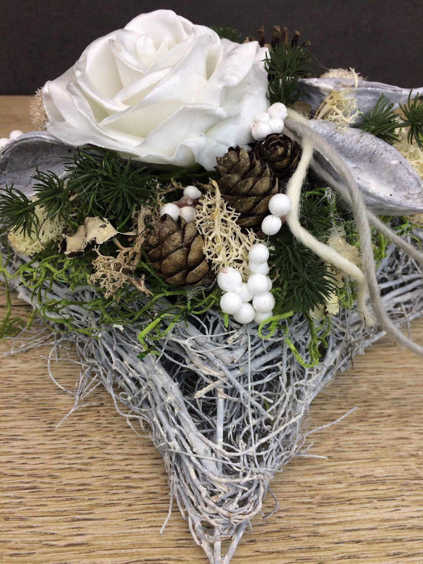 Grabgesteck Allerheiligen Wachsrosen Wachsrose Rose Grabschmuck Kissen Islandmoos Zapfen Exoten Grabdekoration – handgemacht aus Seiden- und Kunstblumen, langlebig & pflegeleicht von SarahsFlowerStudio