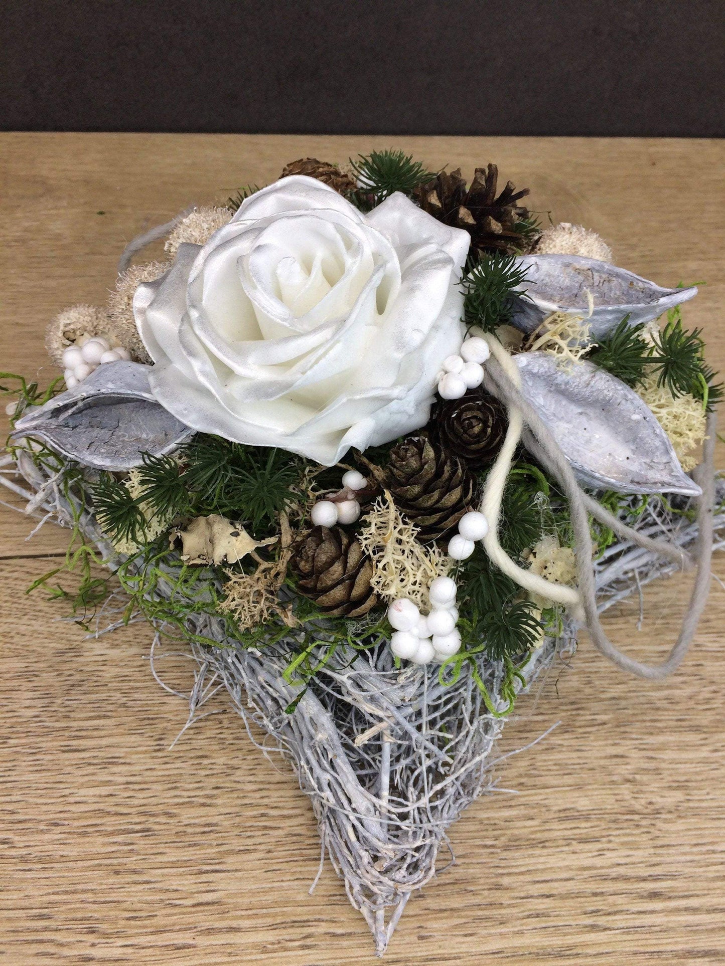 Grabgesteck Allerheiligen Wachsrosen Wachsrose Rose Grabschmuck Kissen Islandmoos Zapfen Exoten Grabdekoration – handgemacht aus Seiden- und Kunstblumen, langlebig & pflegeleicht von SarahsFlowerStudio
