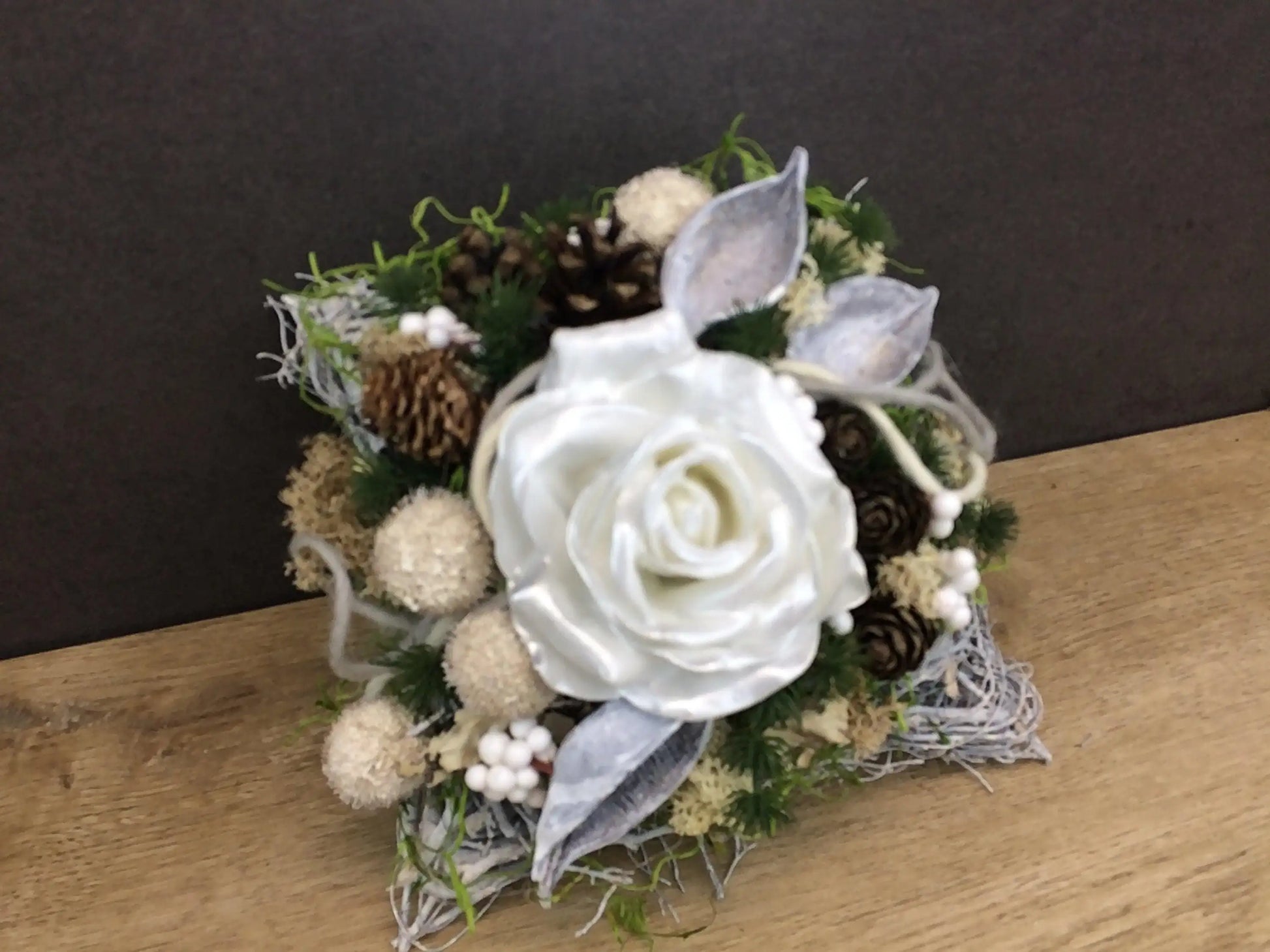 Grabgesteck Allerheiligen Wachsrosen Wachsrose Rose Grabschmuck Kissen Islandmoos Zapfen Exoten Grabdekoration – handgemacht aus Seiden- und Kunstblumen, langlebig & pflegeleicht von SarahsFlowerStudio