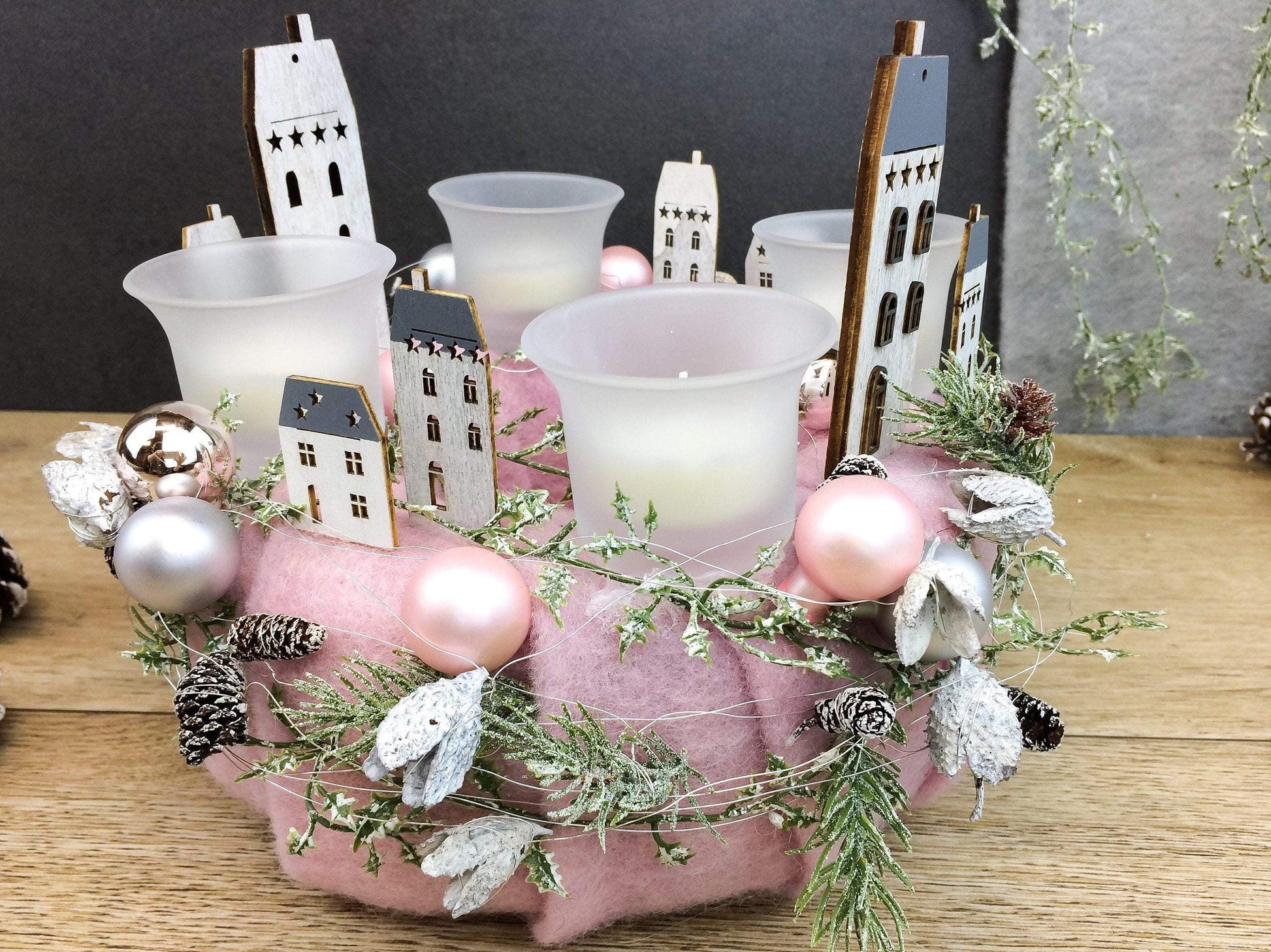 Adventskranz Adventskalender Gläser Häuser Kugeln Kerzen Tanne Filz Modern Natürlich Getrocknet Künstlich Haltbar – handgemacht aus Seiden- und Kunstblumen, langlebig & pflegeleicht von SarahsFlowerStudio