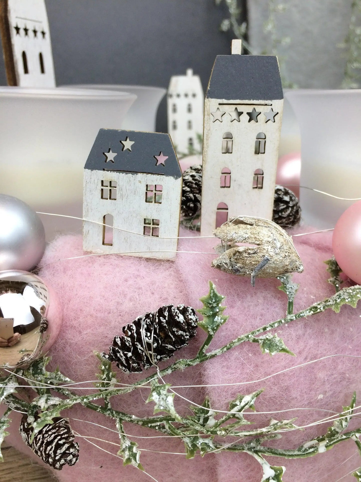 Adventskranz Adventskalender Gläser Häuser Kugeln Kerzen Tanne Filz Modern Natürlich Getrocknet Künstlich Haltbar – handgemacht aus Seiden- und Kunstblumen, langlebig & pflegeleicht von SarahsFlowerStudio