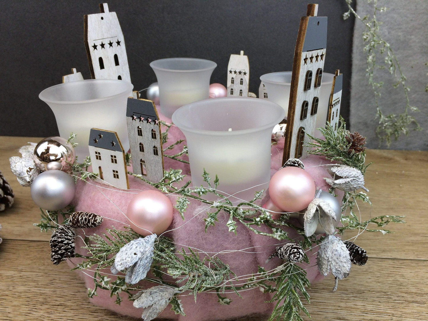 Adventskranz Adventskalender Gläser Häuser Kugeln Kerzen Tanne Filz Modern Natürlich Getrocknet Künstlich Haltbar – handgemacht aus Seiden- und Kunstblumen, langlebig & pflegeleicht von SarahsFlowerStudio