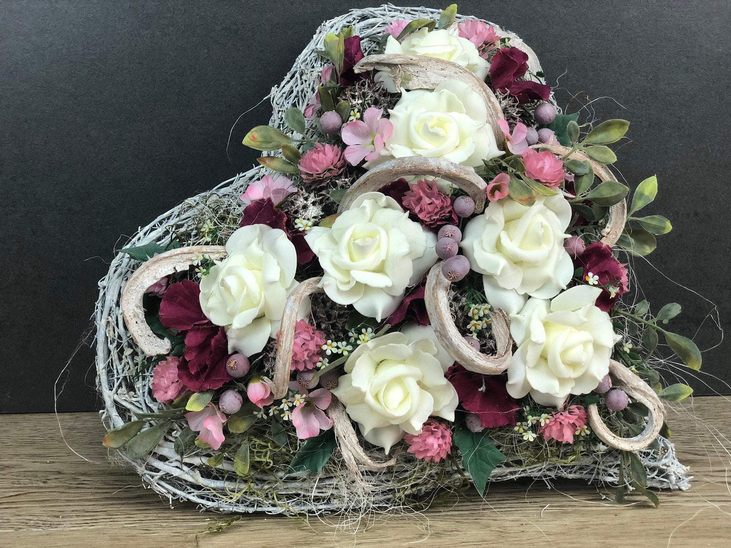 Grabgesteck Grabschmuck Herz Farbwunsch Grabdeko Grabdekoration – handgemacht aus Seiden- und Kunstblumen, langlebig & pflegeleicht von SarahsFlowerStudio