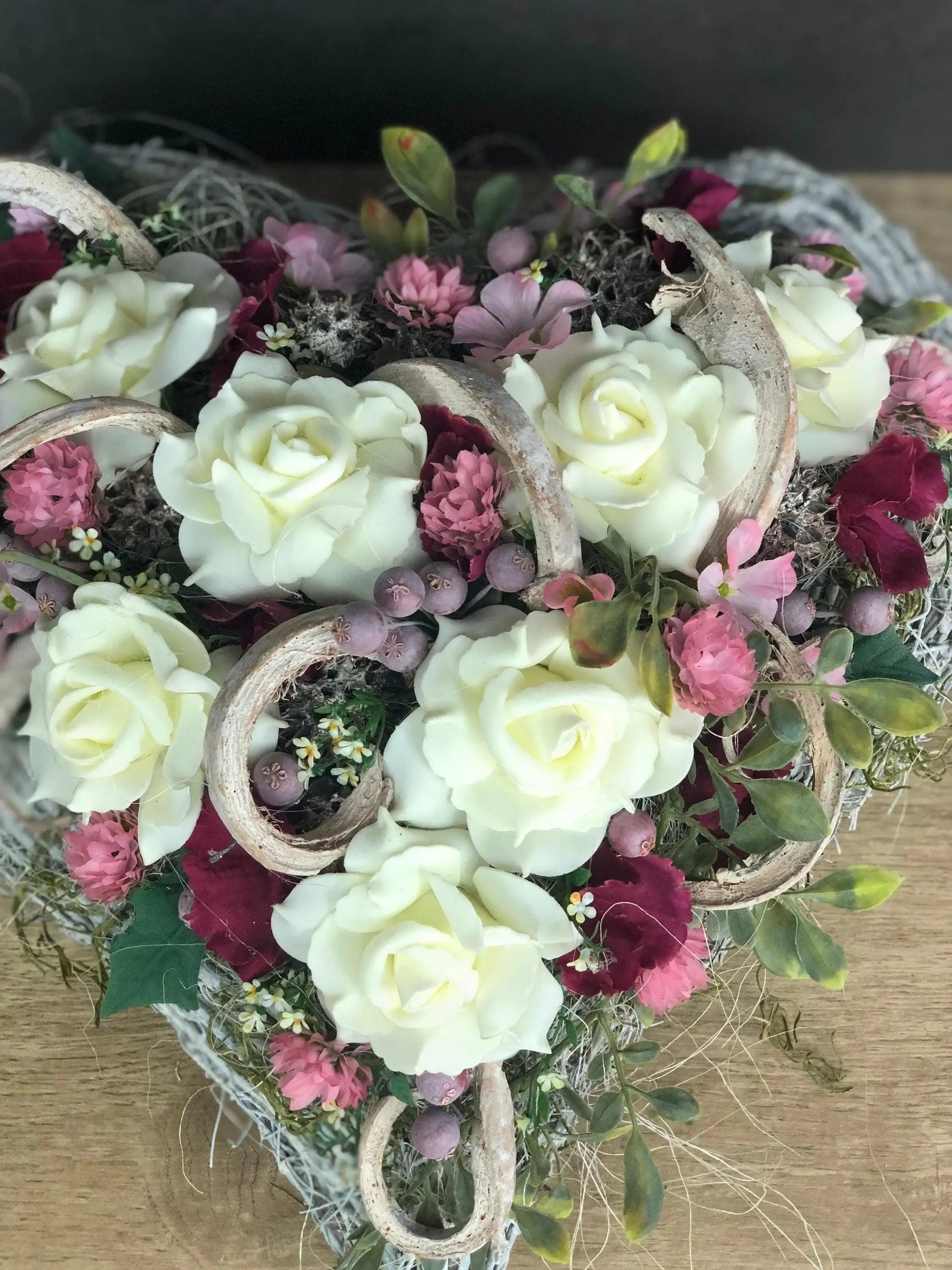 Grabgesteck Grabschmuck Herz Farbwunsch Grabdeko Grabdekoration – handgemacht aus Seiden- und Kunstblumen, langlebig & pflegeleicht von SarahsFlowerStudio