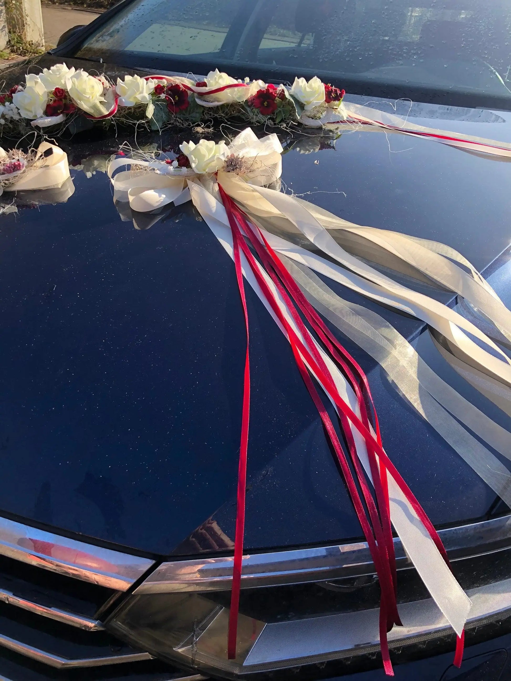 Autoschmuck Set 3 Teilig Gesteck und Schleifen Autodekoration Hochzeit Rose Efeu Schleife Schleifen Dekoration Hochzeit – handgemacht aus Seiden- und Kunstblumen, langlebig & pflegeleicht von SarahsFlowerStudio